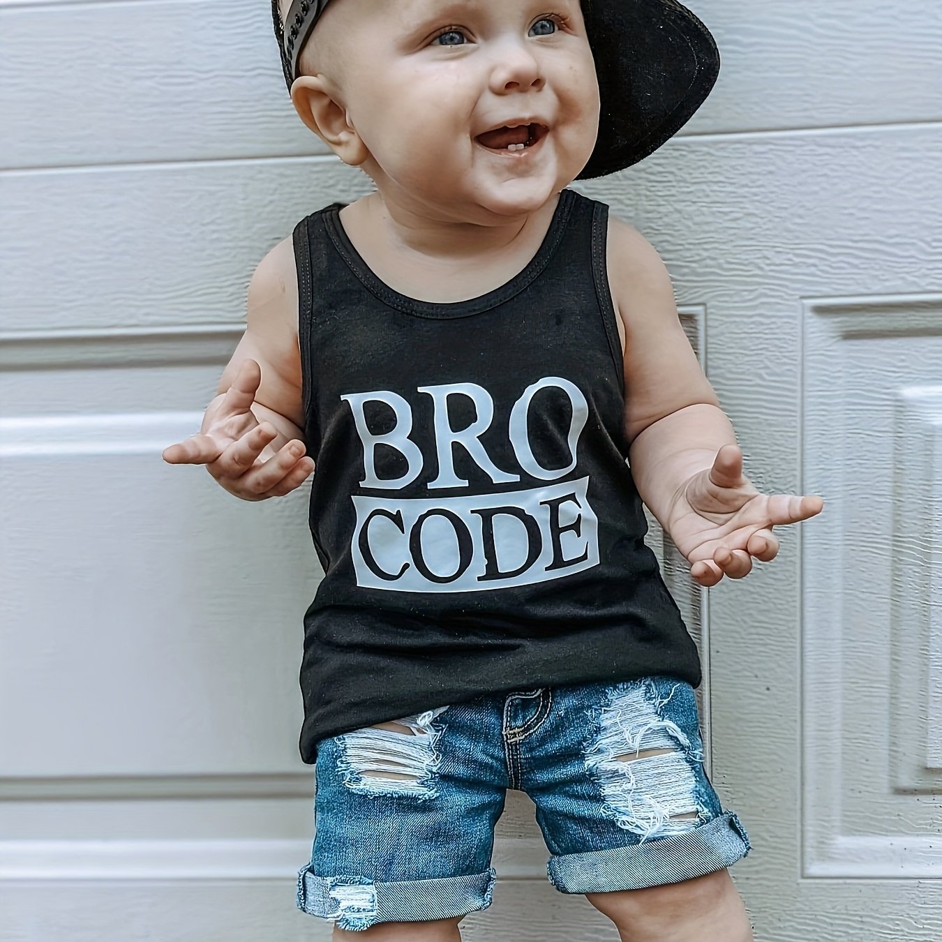 Детский комплект для мальчиков 2 предмета: безрукавка и рваные шорты спортивного стиля из полиэстера и спандекса