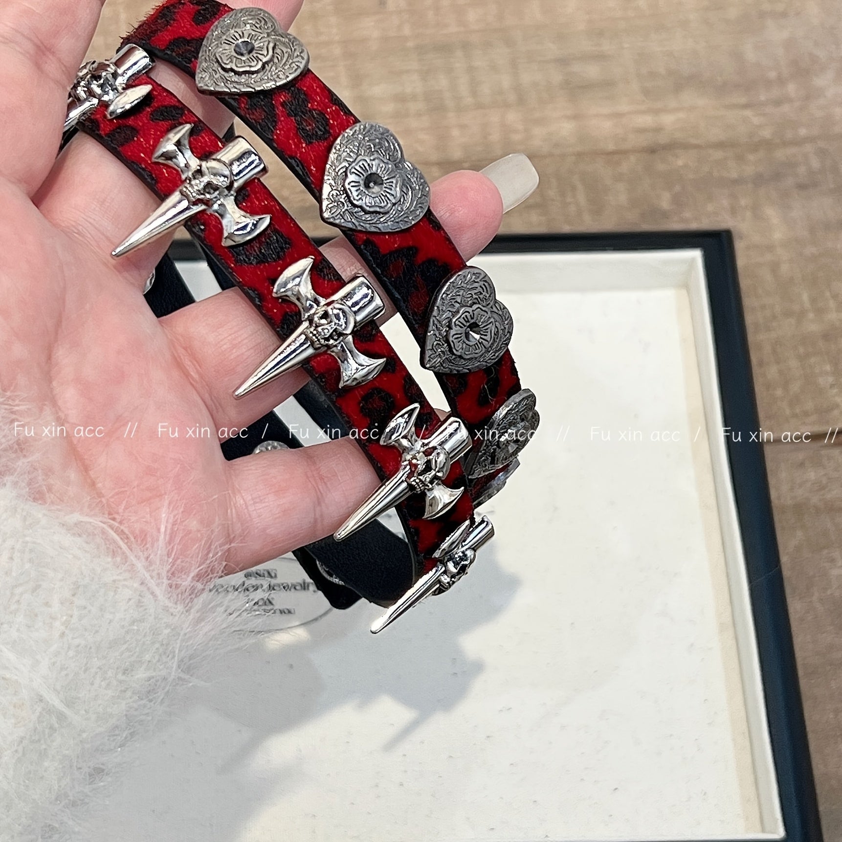 "Vino qizil rangdagi leopard naqshli yurak chokeri - Ayollar uchun boho-chic punk uslubidagi kesish yelka marjon, partiyalar va festival uchun ideal"