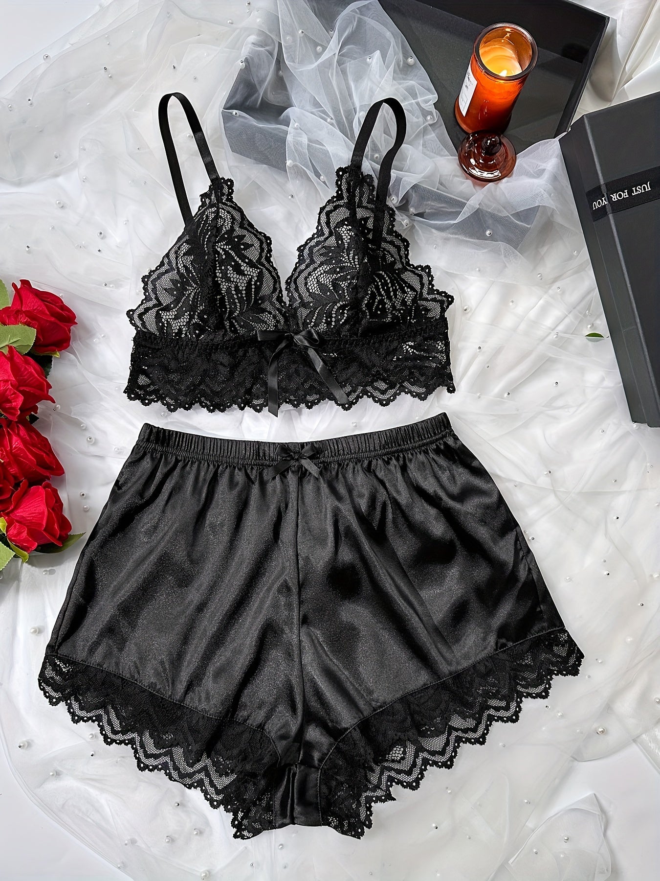 Gul naqshli dantel ichki kiyim to'plami, bog'ichli kamizol, atlas shortilar - ayollar uchun sexy ichki kiyim.