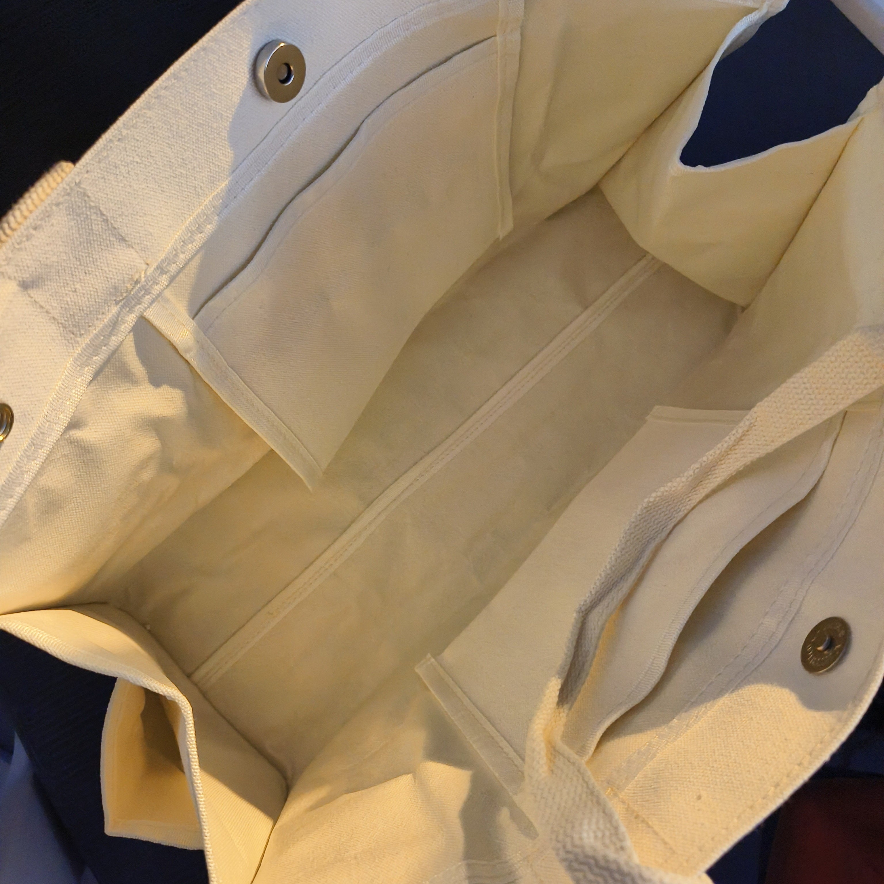 Zarif ayiq mavzusidagi to'plam sumkasi, mustahkam polyesterdan tayyorlangan, tozalash oson va oq rangda, pampers va kundalik zaruriy buyumlarni tashish uchun ideal.