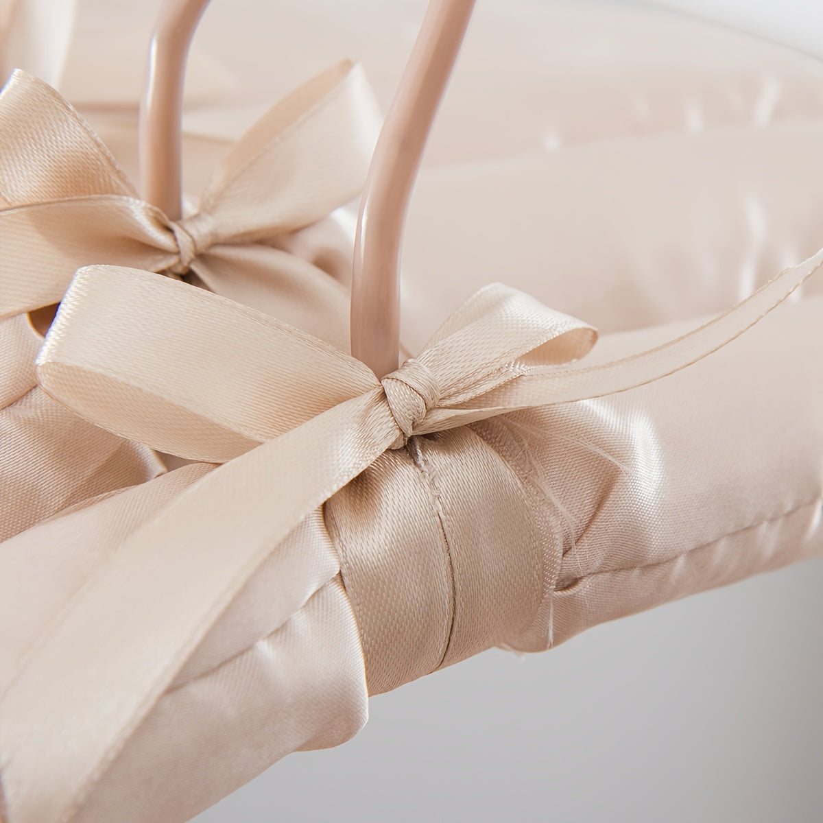 Juego de 10 elegantes perchas francesas de madera con acabado satinado y organizadores antideslizantes para armario