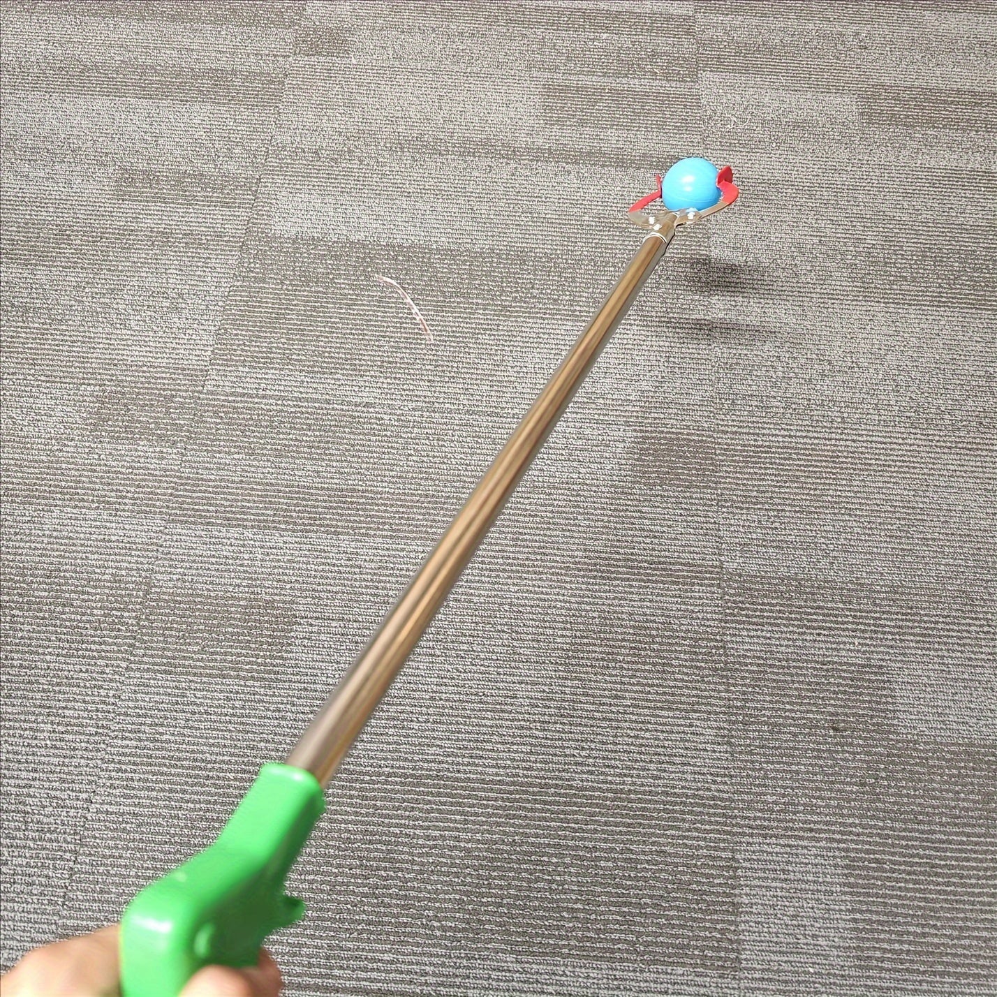 Yengil og'irlikdagi axlat yig'ish vositasi, qariyalar uchun EasyGrip dizayni bilan. Samarali axlat yig'ish uchun metall va plastik materiallar kombinatsiyasidan tayyorlangan. Axlatni osonlik bilan yig'ishga va atrof-muhitni toza saqlashga yordam beradi.