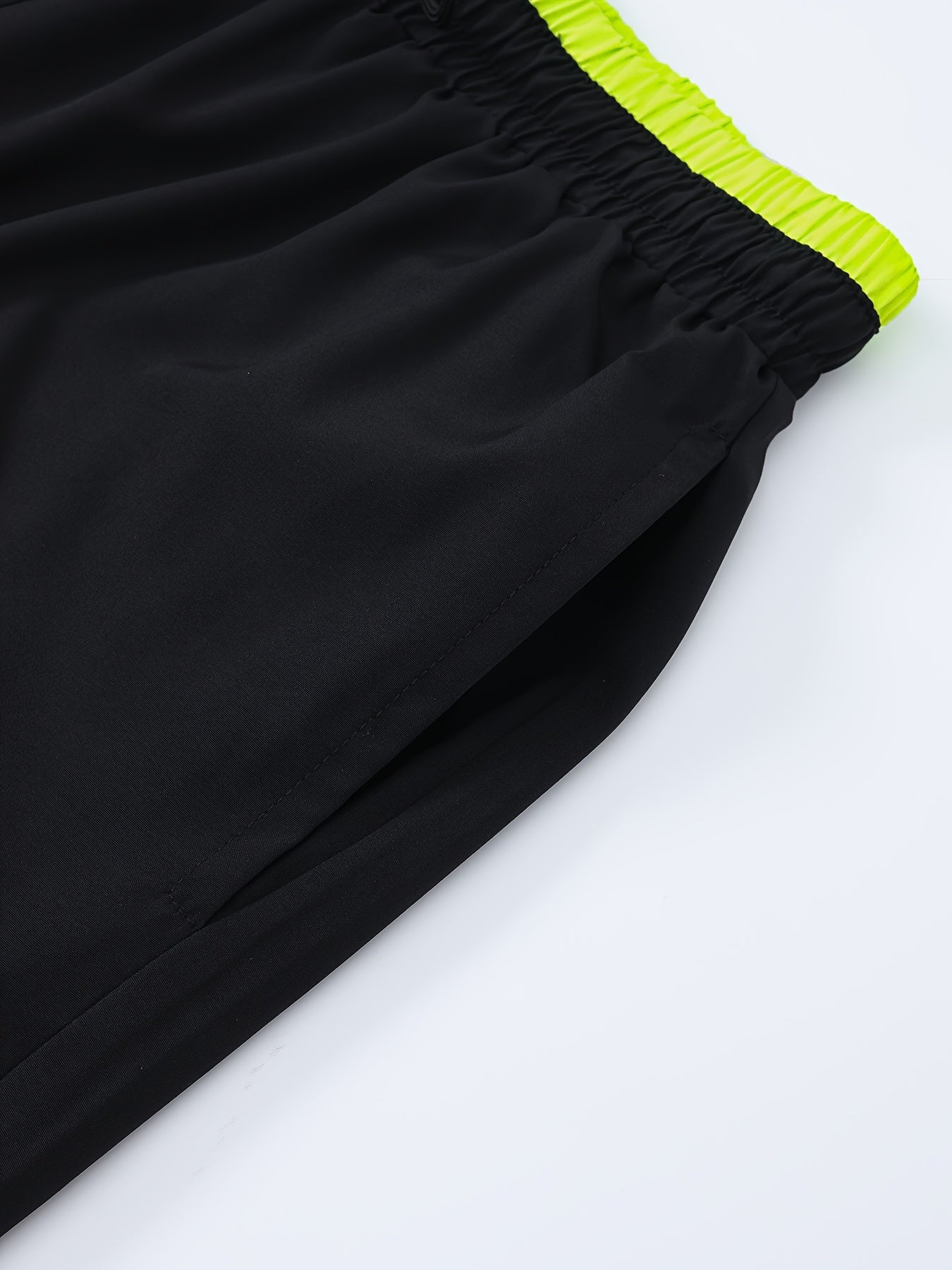 Katta va baland erkaklar uchun yozda kiyish uchun mo'ljallangan plus o'lchamdagi ochiq sport shortlari.