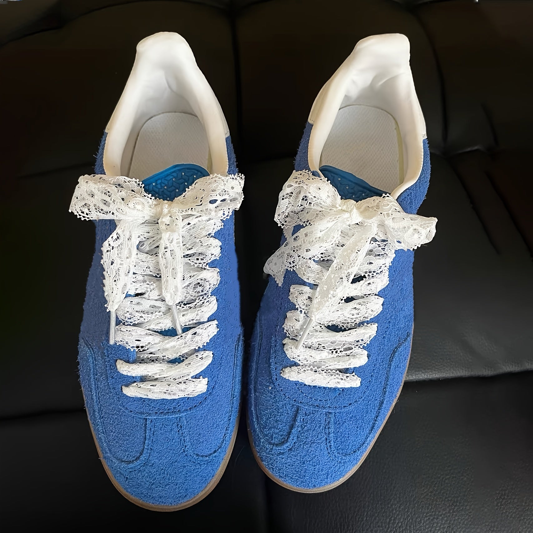 Ayollar uchun oq rangli korsetti bilan tilla va bo‘lakli sport poyabzali, yengil to‘qilgan kundalik poyabzal