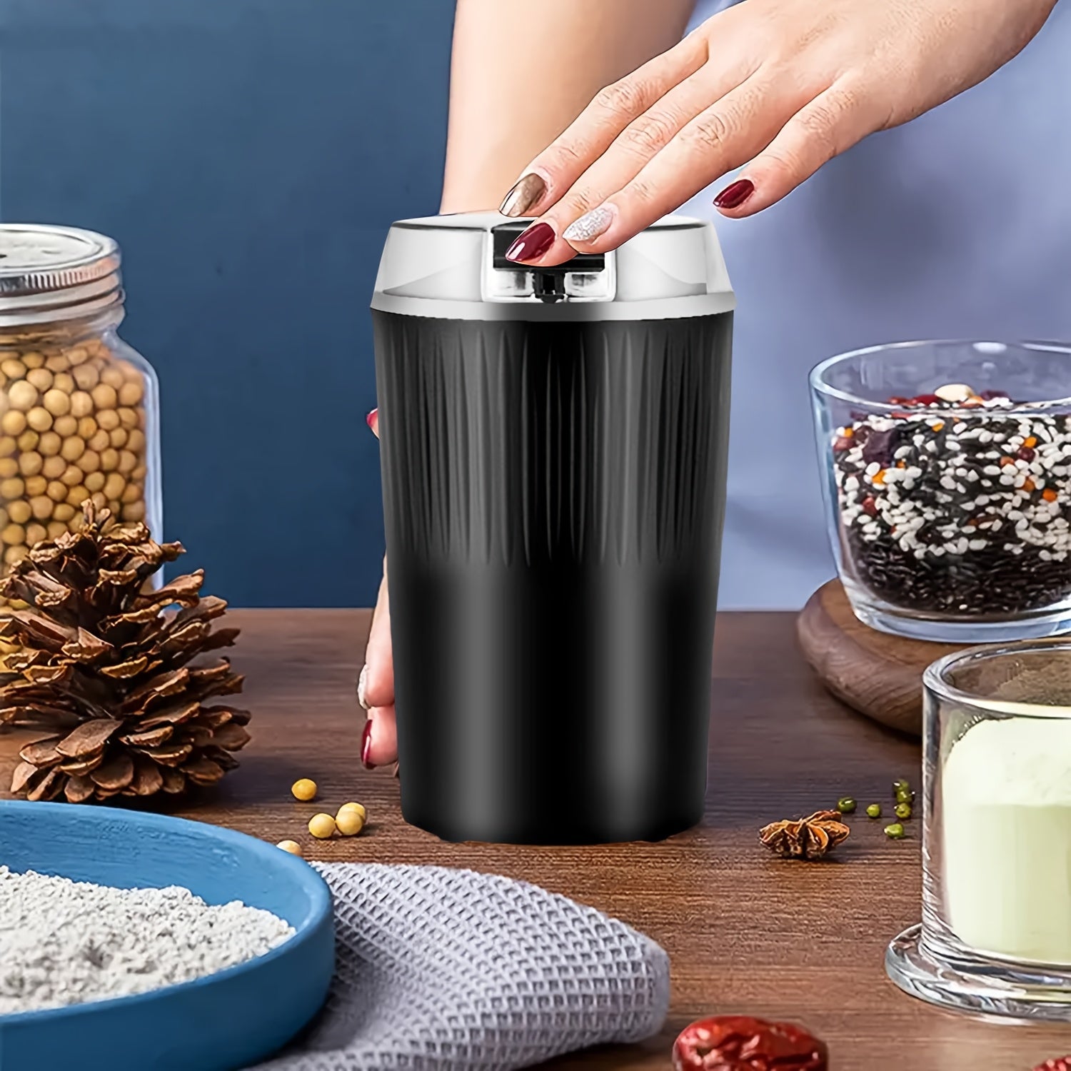 Uy elektr spice maydalagich, zanglamaydigan po'latdan yasalgan stakan korpus va oziq-ovqat sifatidagi material ichki qoplama bilan, kichik va portativ, oshxonada ziravorlar, loviya va donlarni maydalash uchun qulay foydalanish uchun.