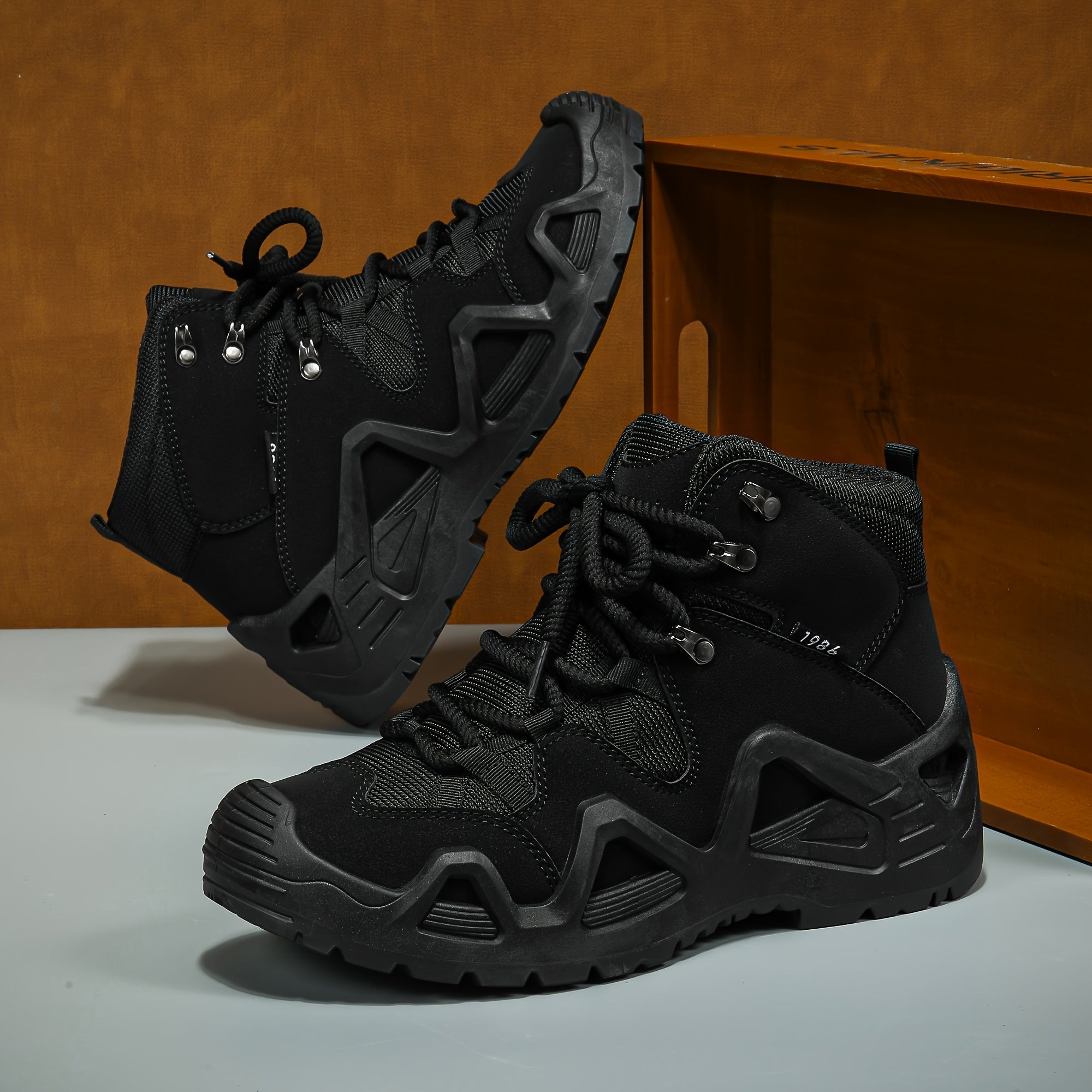 Erkaklar uchun qattiq piyoda botinkalari - lagerda, toshga chiqishda va tog'ga chiqishda kabi ochiq havoda faoliyatlar uchun ideal.