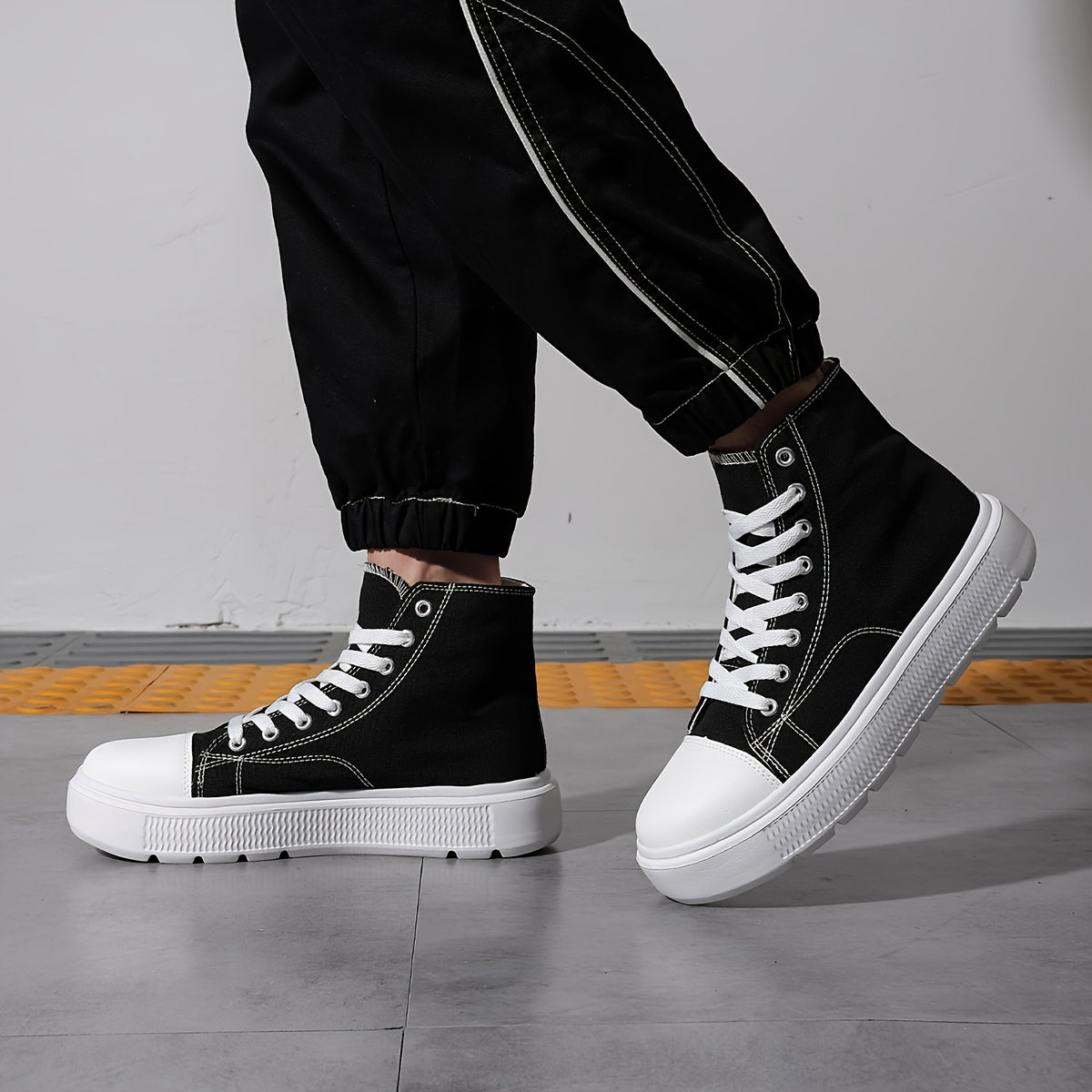 Erkaklar uchun tasodifiy bog'ichli ochiq havoda kiyiladigan poyabzal, nafas oladigan mato ustki qismi va kundalik qulaylik uchun engil EVA taglikka ega.