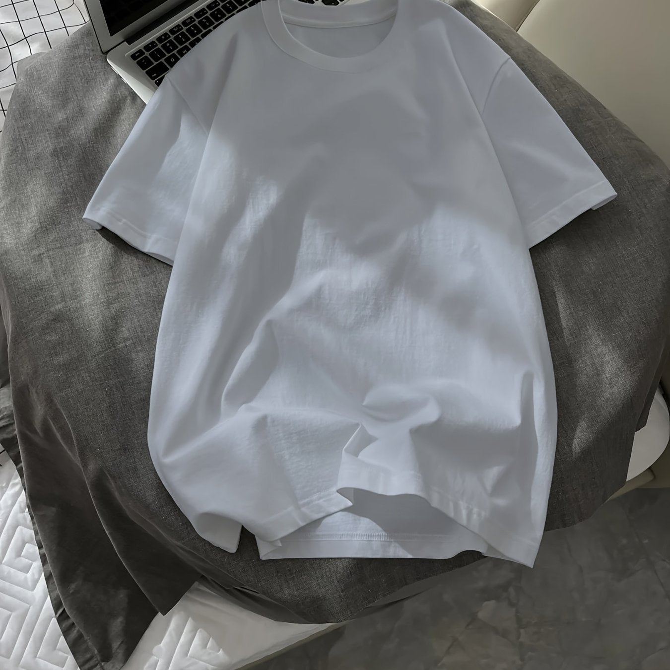 Yoz uchun erkaklar uchun bir rangli T-kofta, tasodifiy ko'cha uslubi