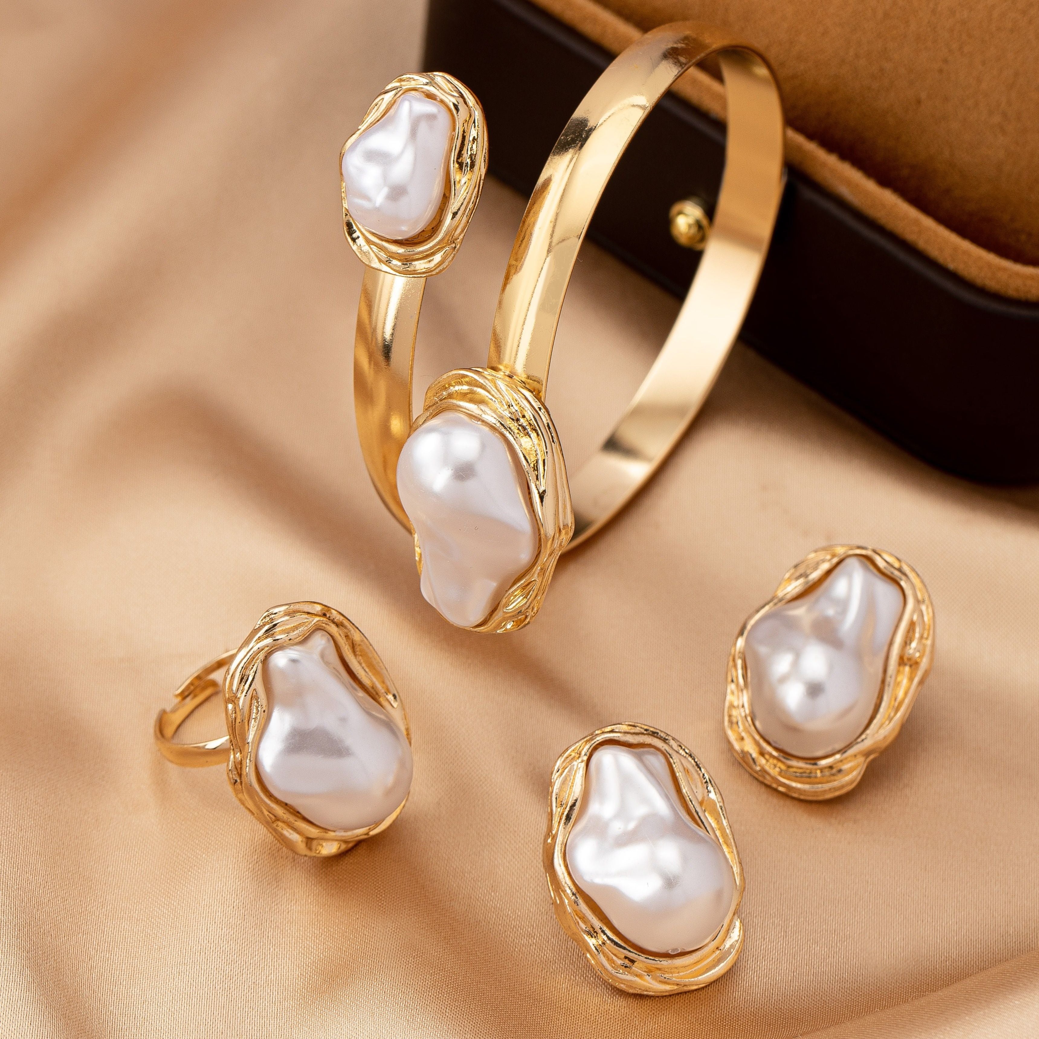 Ювелирный набор в винтажном стиле с акцентами из барочных жемчужин, регулируемый браслет на запястье и кольцо, а также серьги-кисти - элегантный комплект для повседневной носки для женщин