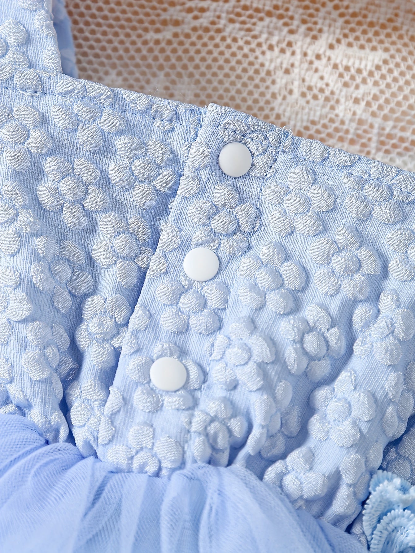 Qizlar uchun nafis gullar bilan tikilgan tutu ko'ylak, puff yenglar va appliqué tafsilotlari bilan. 100% polyester to'qilgan mato, ochiq havoda kiyish uchun mukammal.