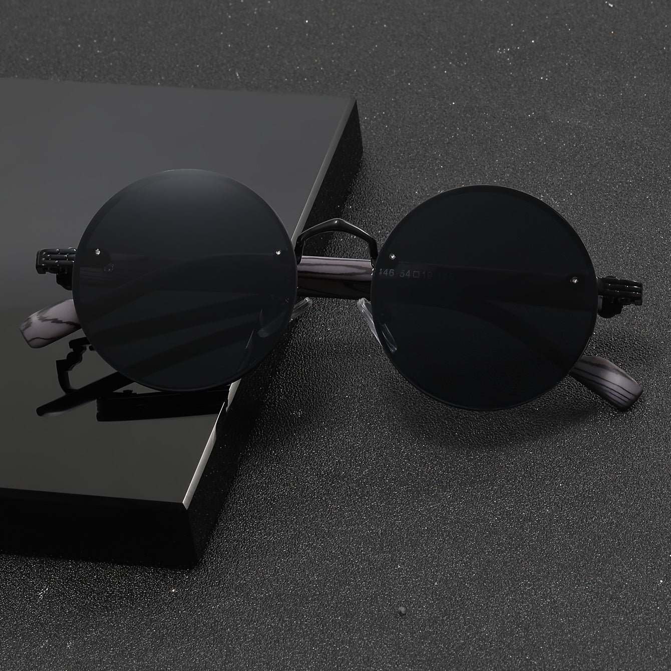 Маленькие круглые ретро очки с деревянными дужками, полностью черные - идеально подходят для путешествий.