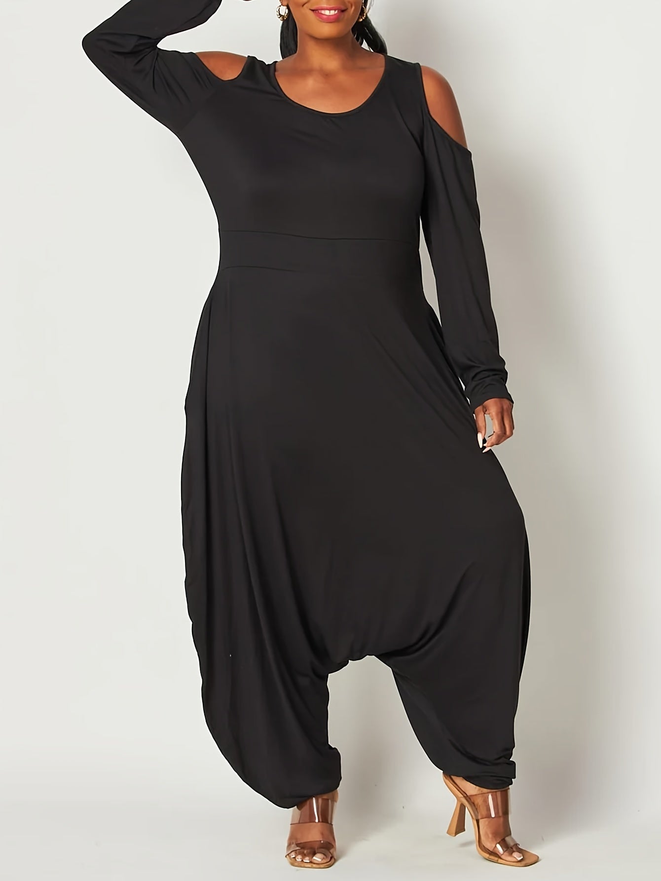 Mono largo de mujer talla grande negro con hombros descubiertos, manga larga y pierna ancha, casual y formal