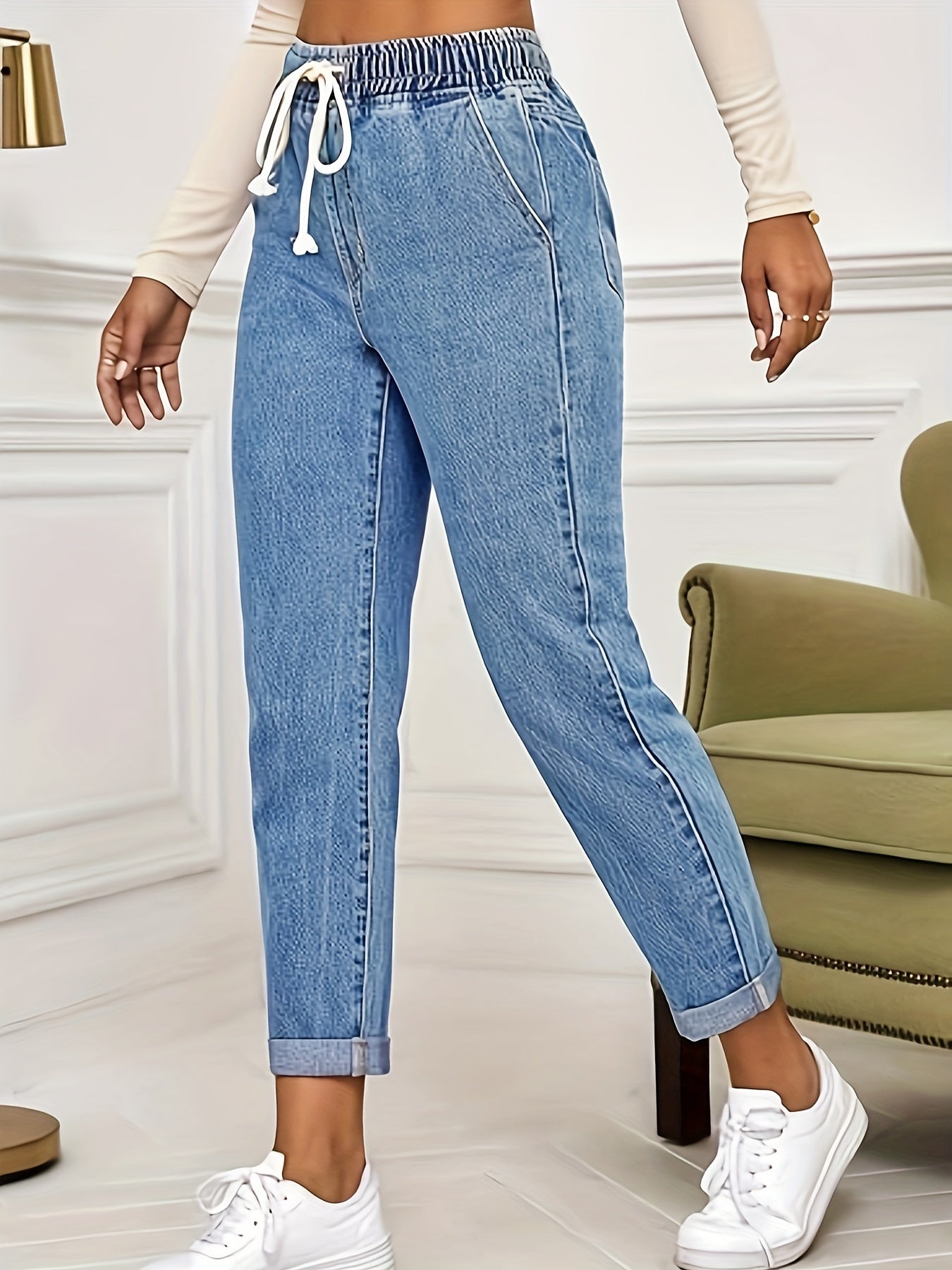 Ayollar uchun stretch denim yuqori belli jinsilar, bukilgan etak, bog‘lamali bel