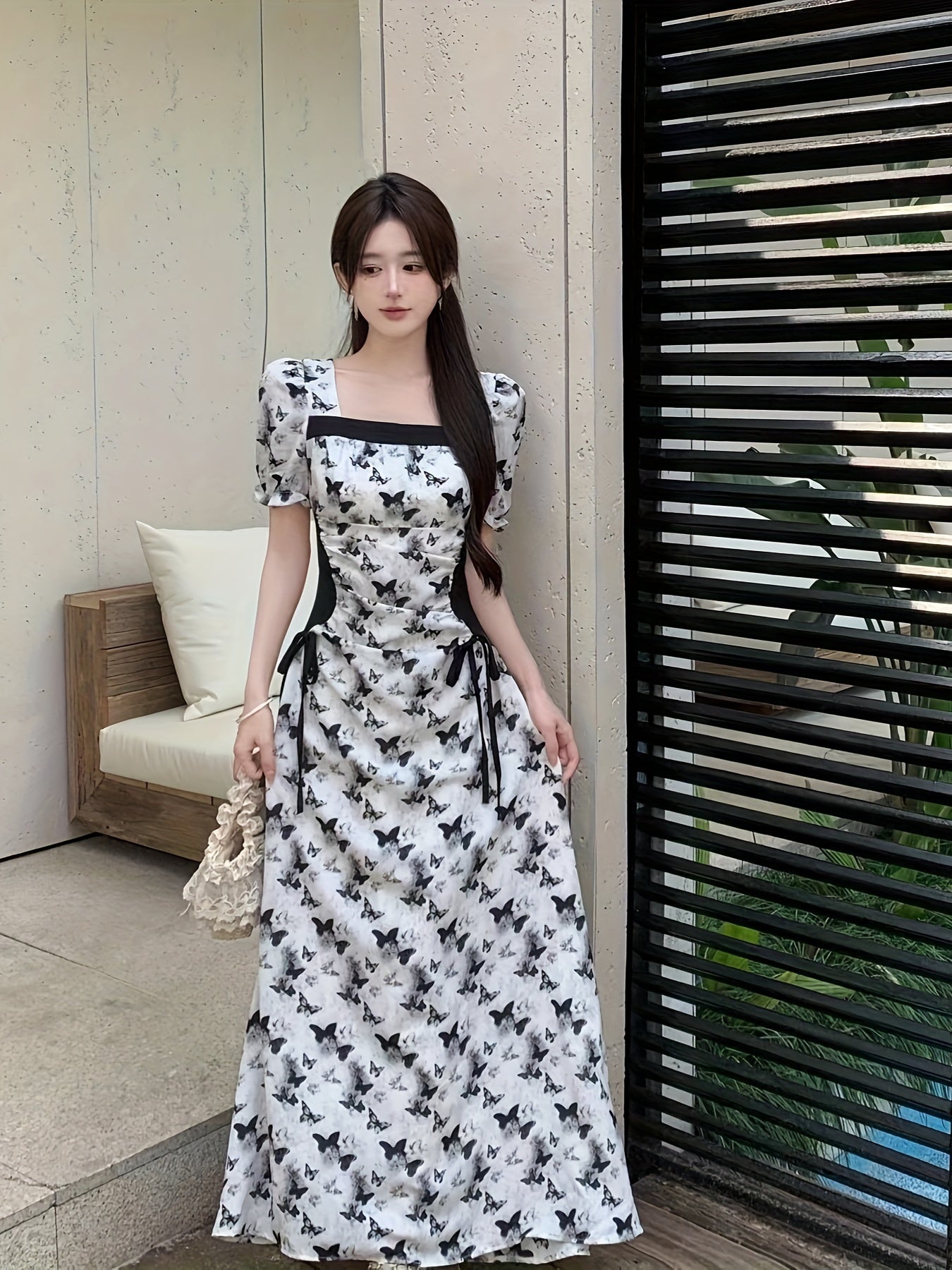 Стильное платье с принтом бабочек, с рюшами по низу, квадратным вырезом и шнуровкой. Изготовлено из полиэстера, который можно стирать в машине, идеально подходит для весны, лета или осени.