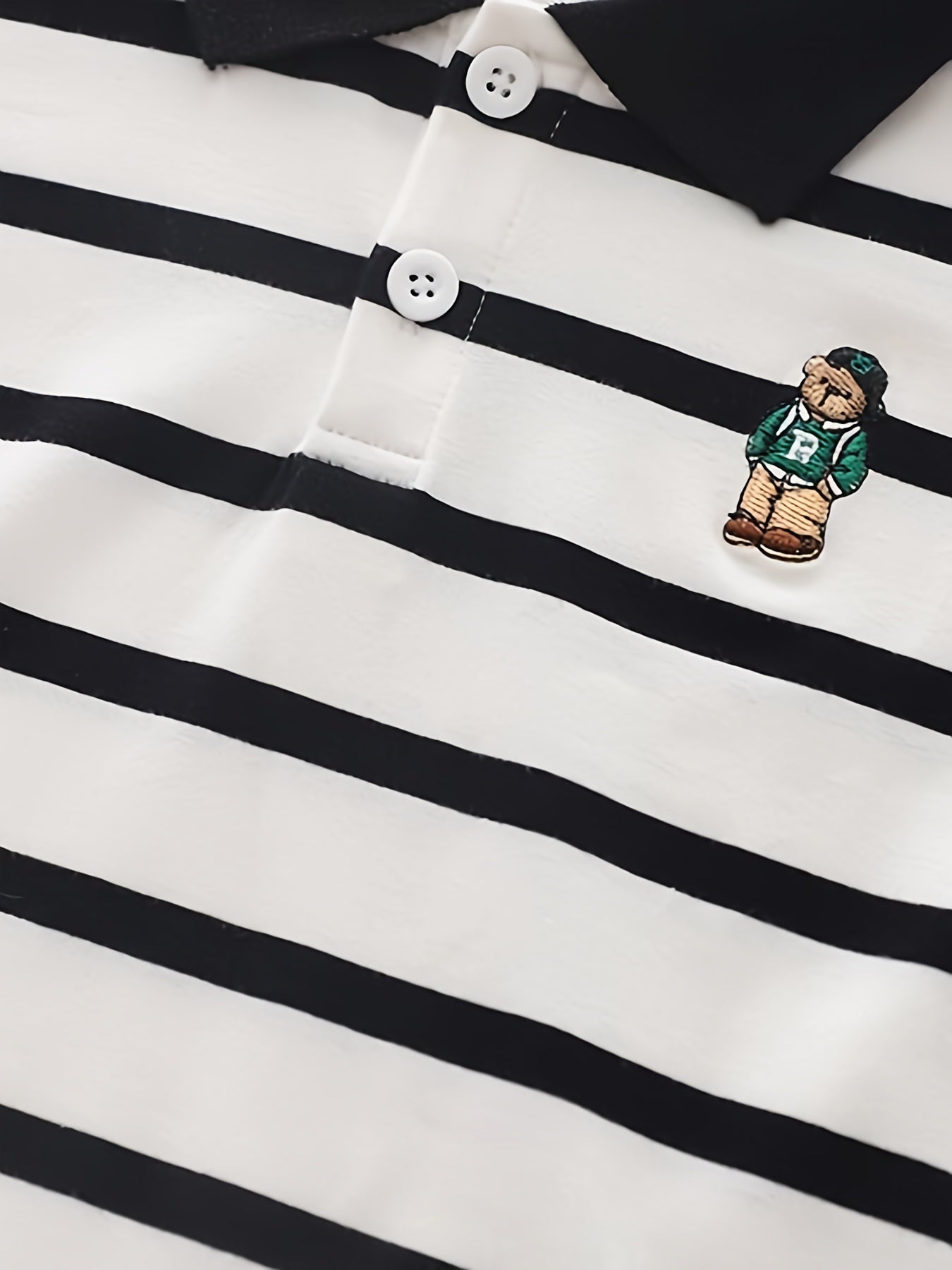 Yoz uchun mukammal, nafas oladigan polyester aralashmasidan yasalgan bolalar uchun chiziqli ko'ylaklar.