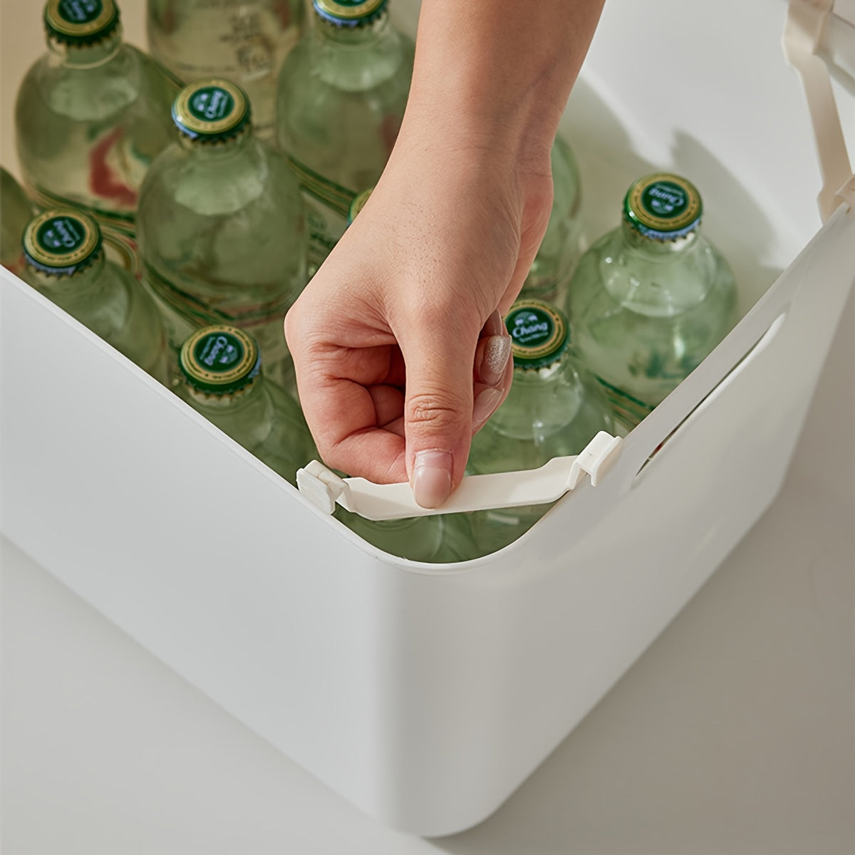 Набор из 4 японских пластиковых контейнеров для хранения, которые можно складывать и закрывать крышками с защёлками. Легко устанавливаются на стены, эти стильные контейнеры идеально подходят для организации кухонных шкафов или рабочего стола.