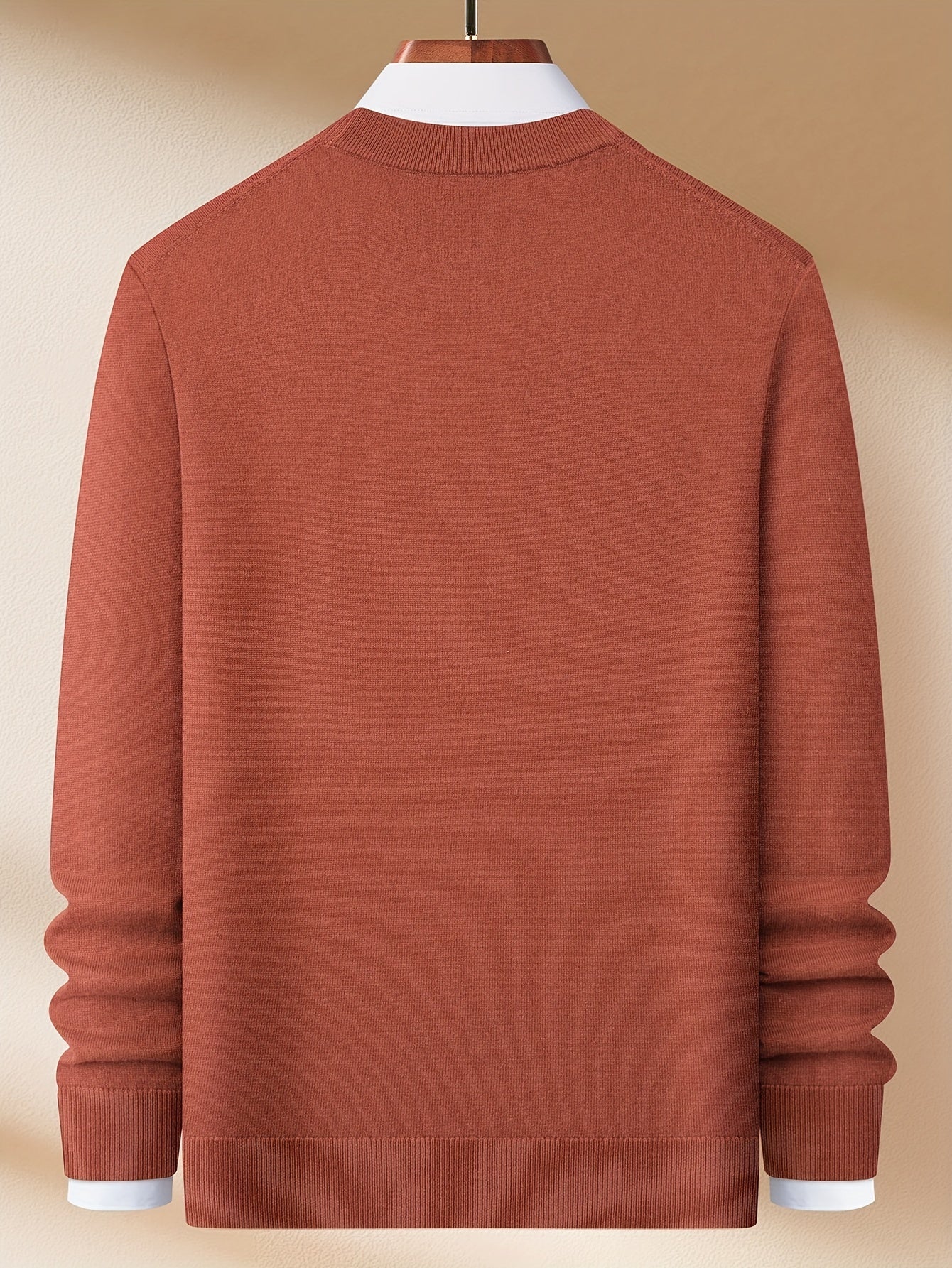 Yumshoq Merino junidan tayyorlangan, uzun yengli va yarim ochiq tugmachali erkaklar uchun tasodifiy yumshoq bo'yinli sviter.