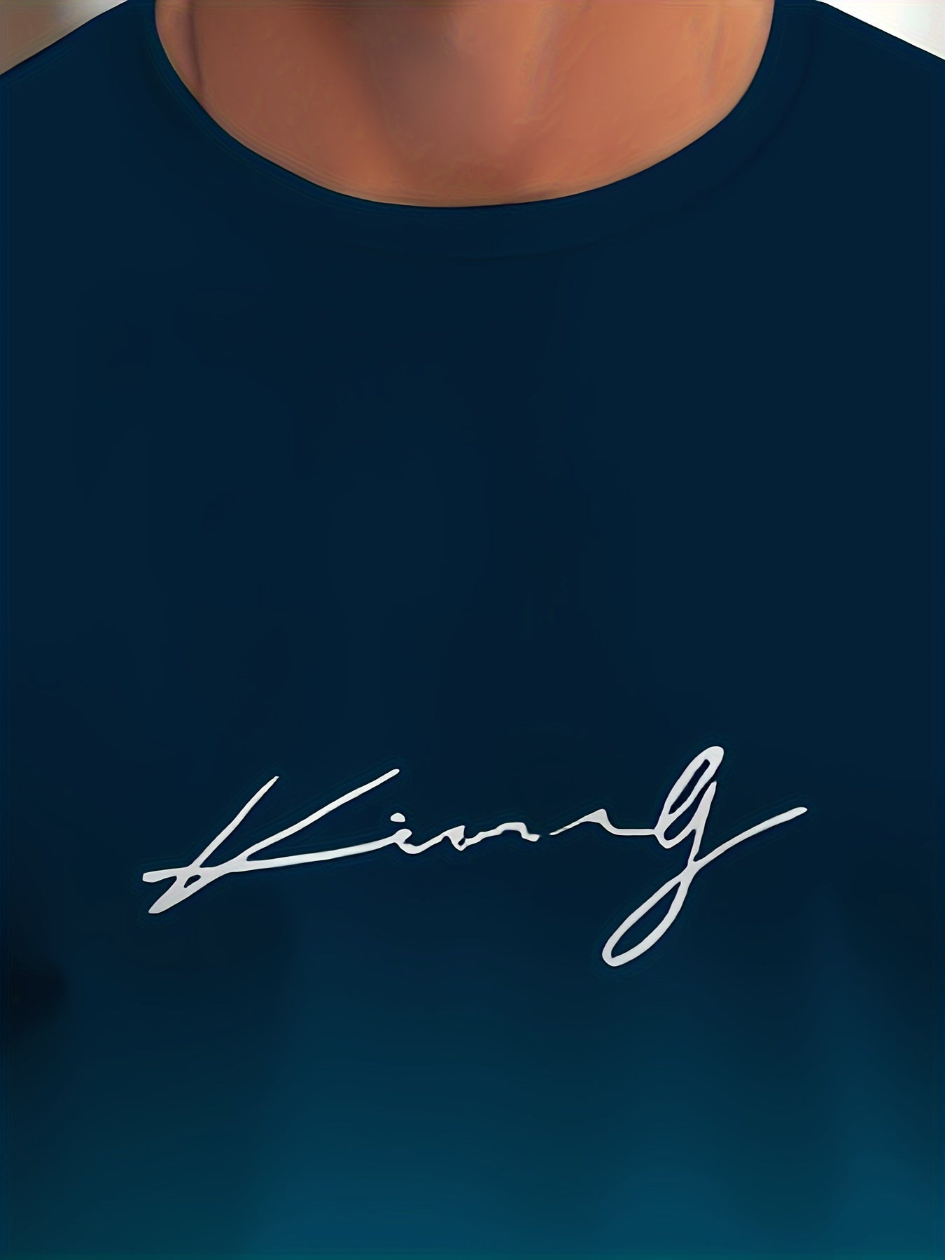 Erkaklar uchun "KING" gradient rangli grafik futbolka - yozgi ochiq havoda kiyish uchun ideal bo'lgan polyester qisqa yengli crew neck T-shirt.