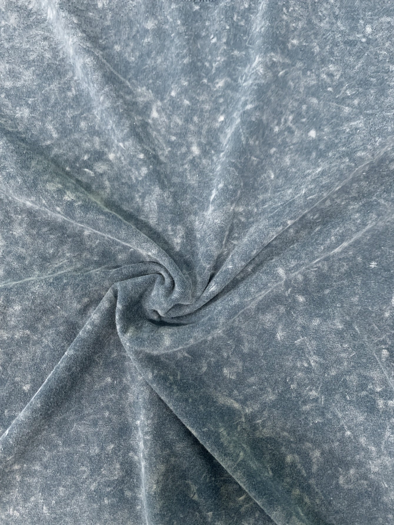 Футболка с винтажной стиркой для женщин с принтом Розовой пантеры.