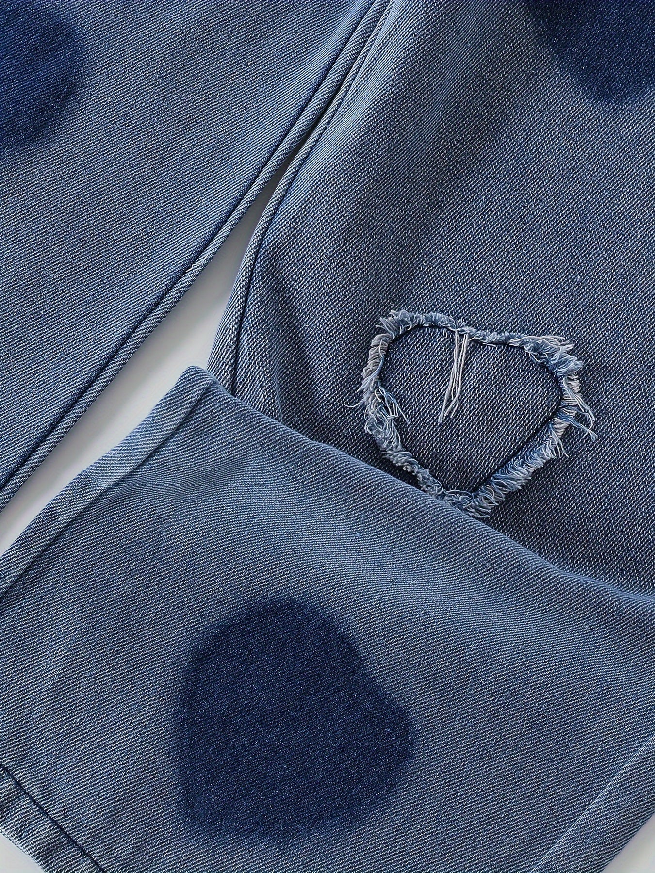 Девочкиный весенне-летний модный комплект: топ из ребристого трикотажа с коротким рукавом, джинсы с вырезом в виде сердца