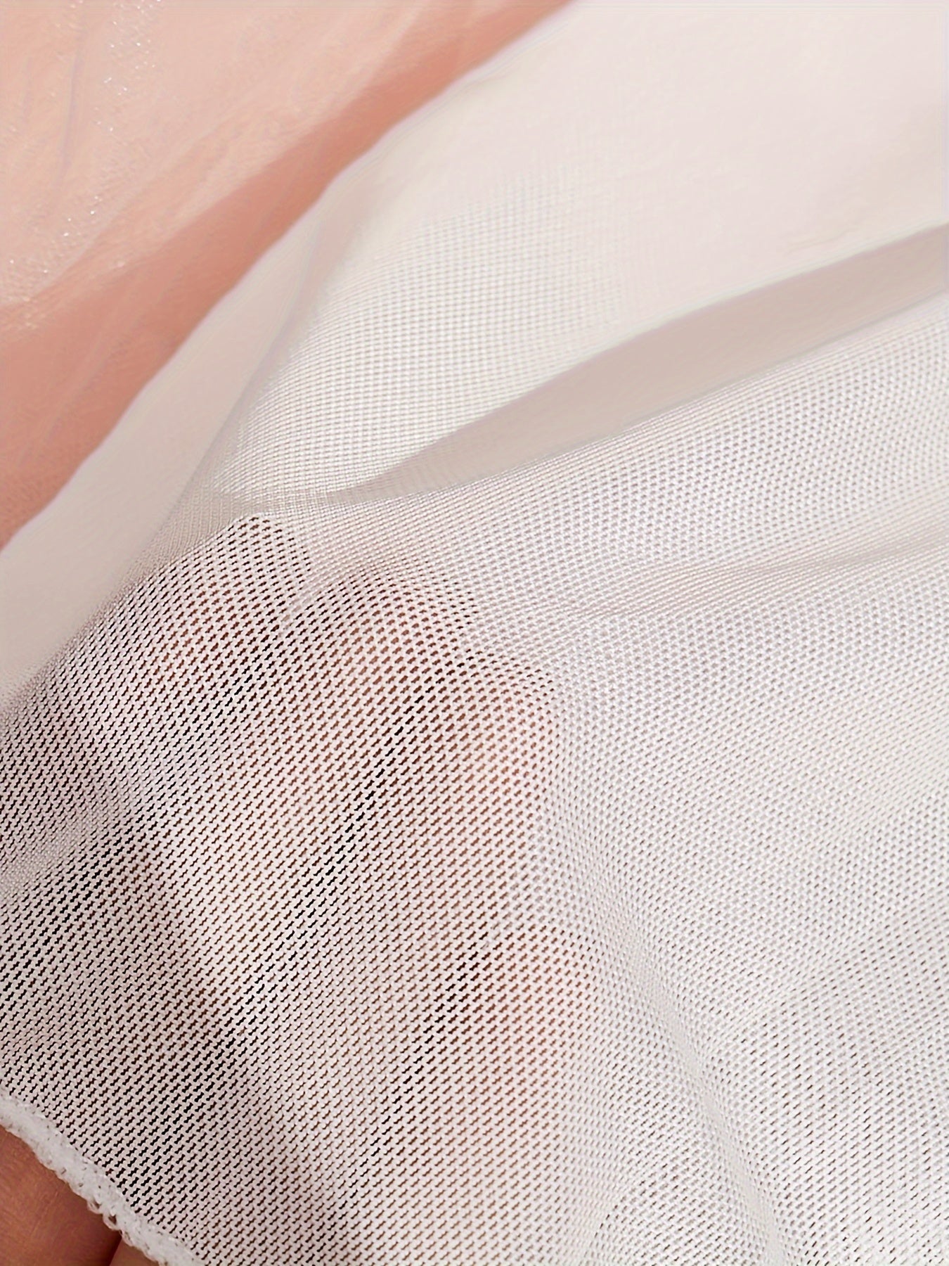 Orqa qismi ochiq, ipli yengli dantel tunika: ayollar uchun jozibali ichki kiyim.