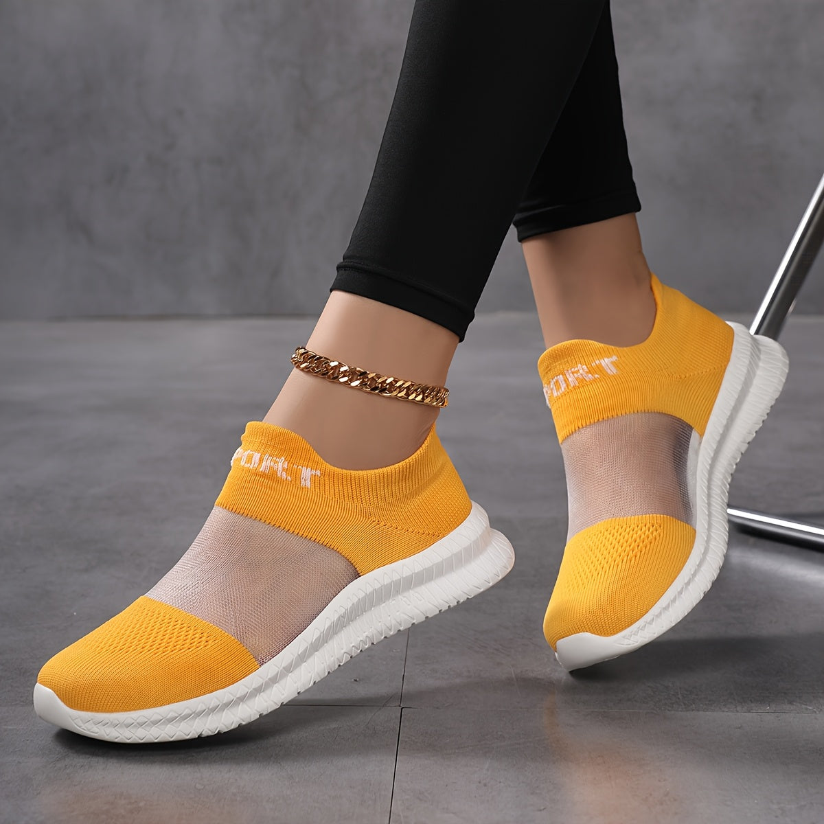 Ayollar uchun nafas oladigan slip-on sport poyabzali, yengil mato ustki qismi, qizil va oq, kundalik va sport uchun mos