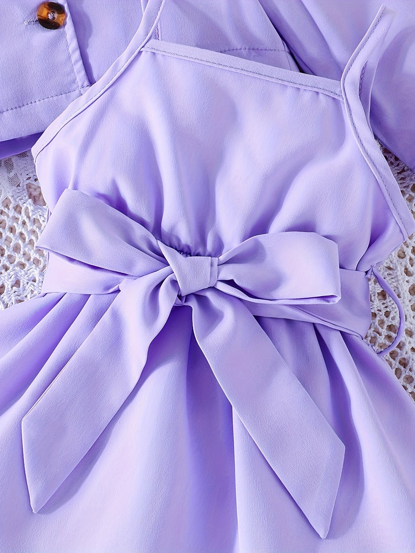 Qizlar uchun 2 qismli to'plam, tashqi kiyim uchun yengli ko'ylak va yengsiz ko'ylak bilan birga keladi.