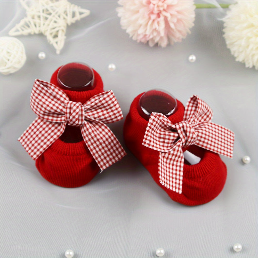 0-1 yoshli chaqaloqlar uchun yangi qizil chaqaloq paypoqlari, sirpanmaydigan nuqtalar bilan. Polyester aralashmasidan to'qilgan matodan tayyorlangan, faqat qo'lda yuvish kerak.