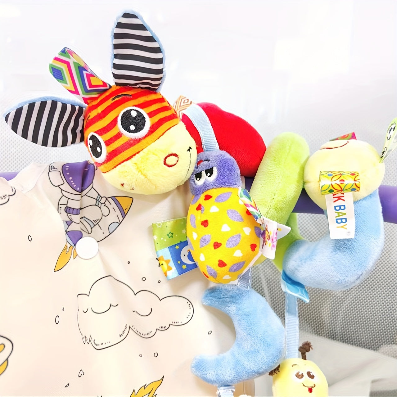 Juguete de burro de felpa con rayas amarillas y campana para cuna, cochecito y seguridad en la cama