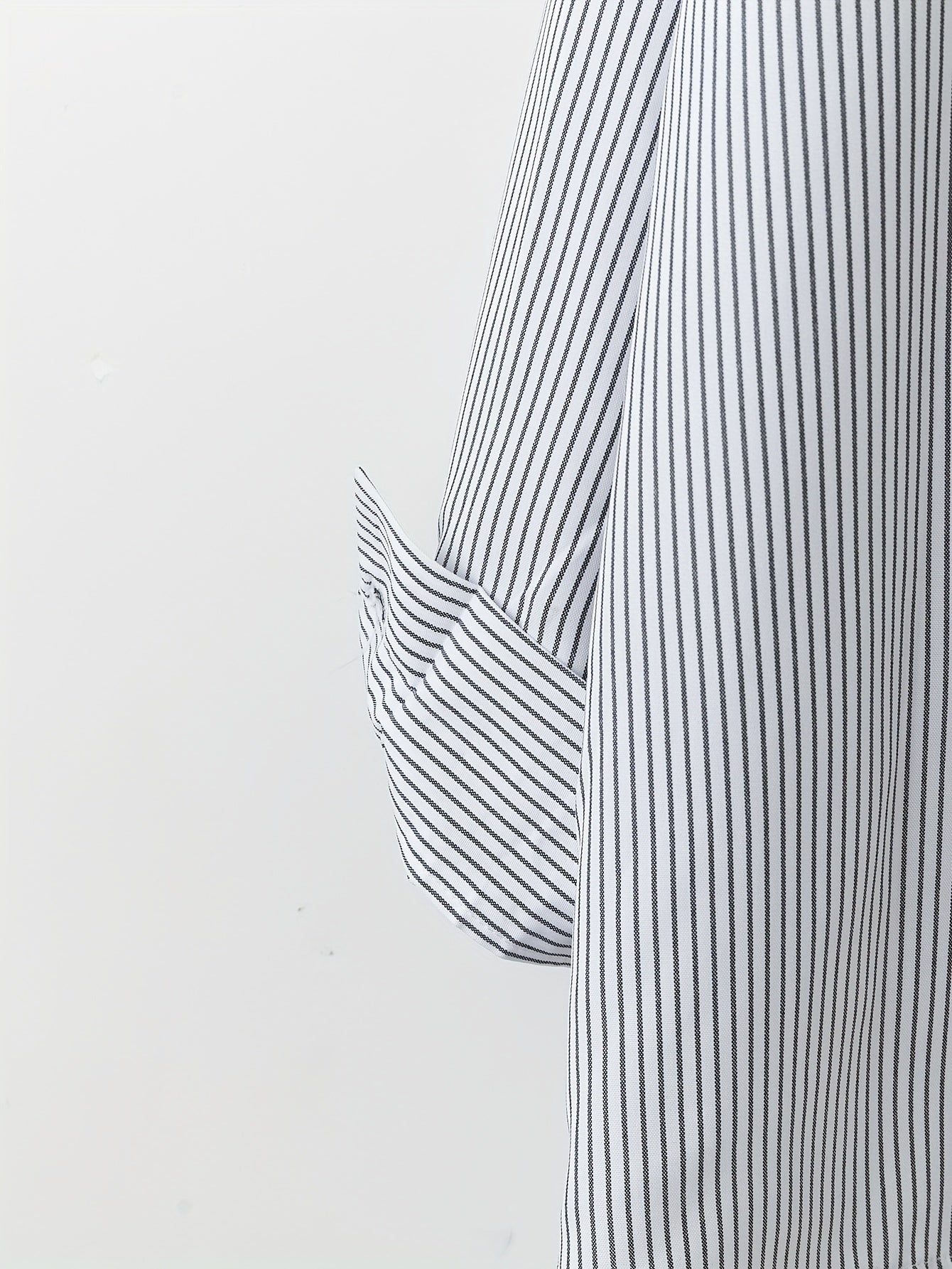 Tugmachali yaka ko'ylak, asimmetrik chiziqlar bilan, odatdagi uzunlikda, plussiz ayollar uchun cho'zilmaydigan matodan, barcha fasllar uchun mos.