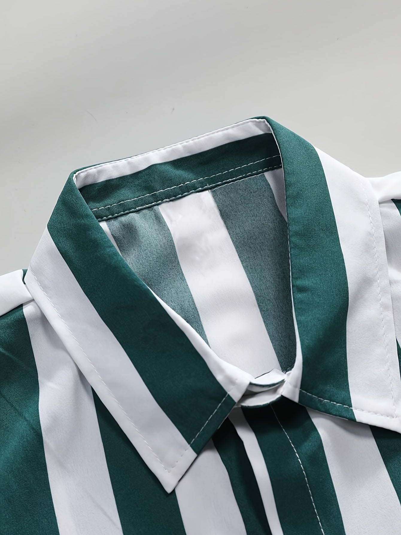 Yoz va ta'til kurortlari uchun erkaklar uchun chiziqli qisqa yengli ko'ylak.