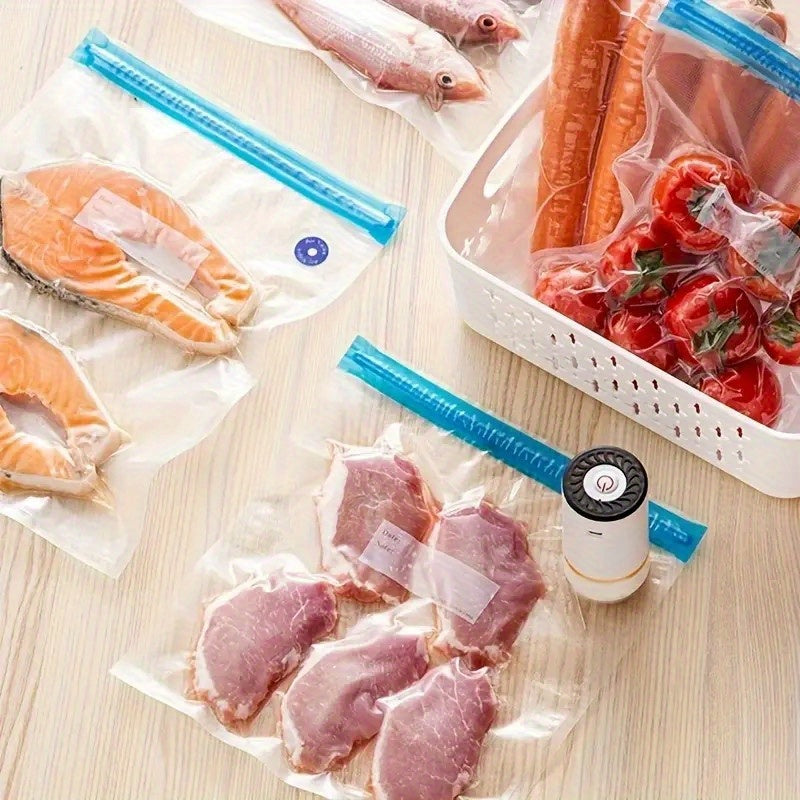 Портативный ручной вакуумный упаковщик для хранения продуктов с функцией перезарядки через USB. В комплект входят 3 размера вакуумных пакетов для свежего и влагонепроницаемого хранения. Идеально подходит для приготовления при низких температурах.