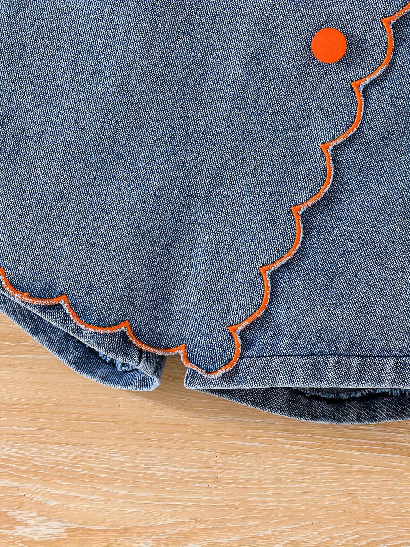 Yozgi ochiq havoda tasodifiy kiyim uchun yaka yengli bluzka va qarama-qarshi rangli shortlar to'plami.