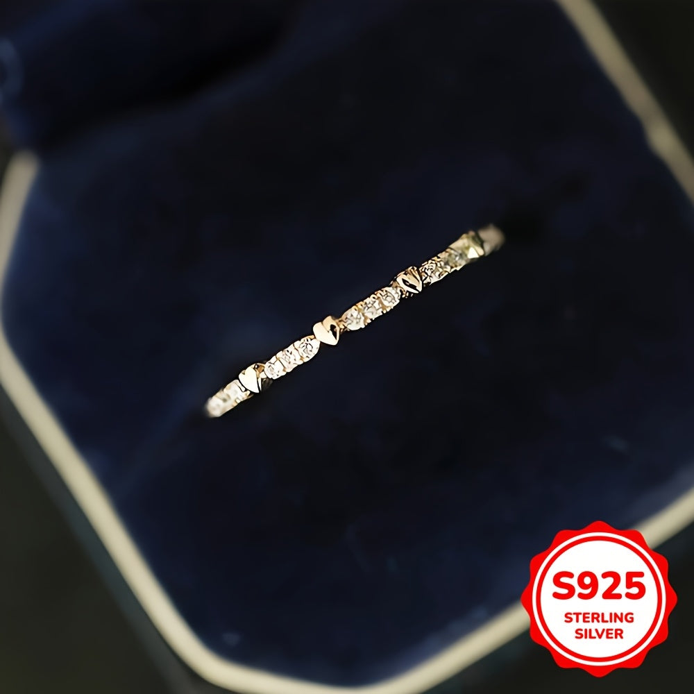 925 sterling kumushdan yasalgan va 14K oltin bilan qoplangan ajoyib uzuk, zirconia olmoslari bilan bezatilgan chiroyli yurak shaklidagi o'rnatma bilan namoyish etiladi. Har kuni kiyish uchun yoki o'ylangan sovg'a sifatida ideal.