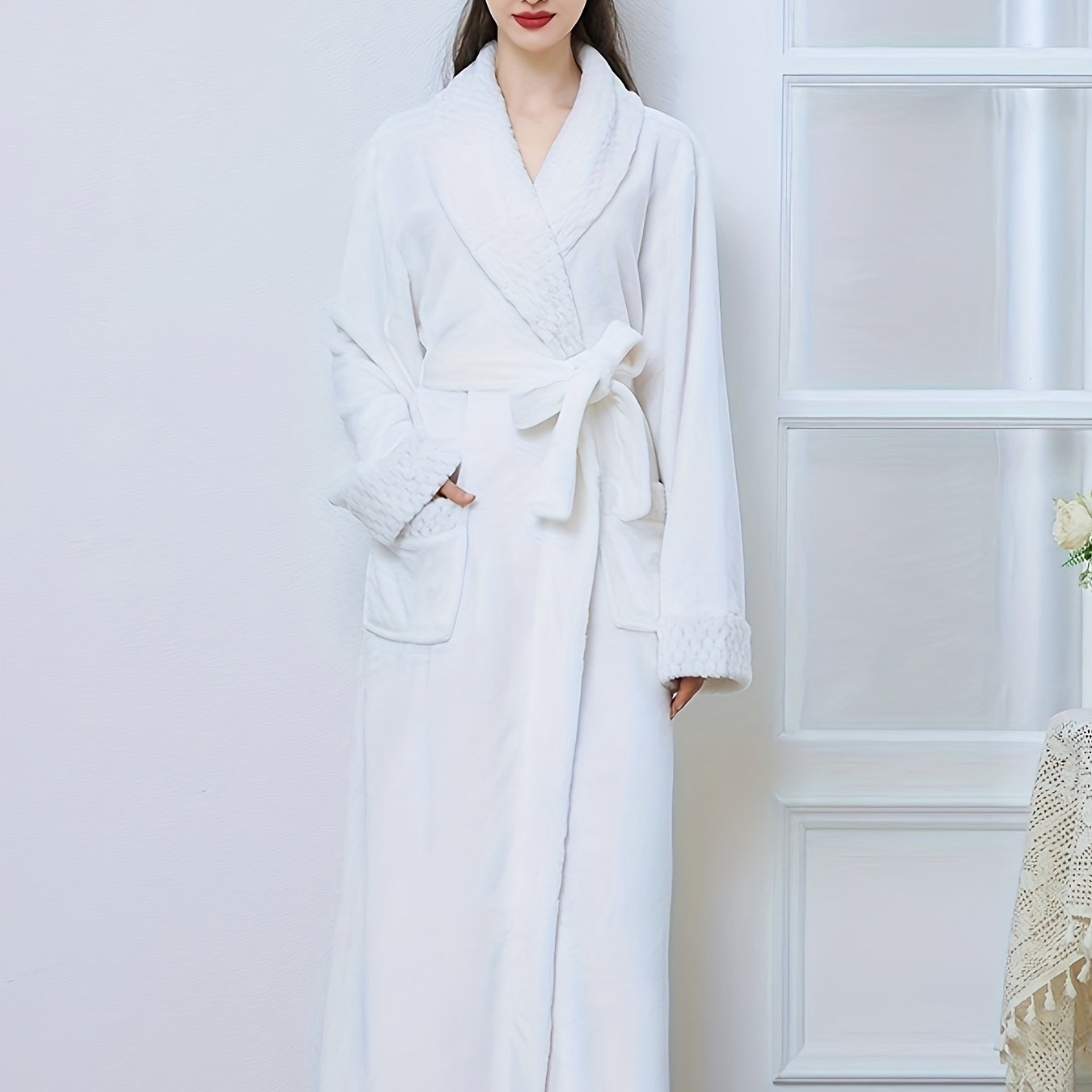 Ayollar uchun plush pushti flanel bathrobe, uzun yenglar, V-qo'l va cho'ntaklar bilan. Qishki iliqlik uchun mashinada yuvish mumkin.