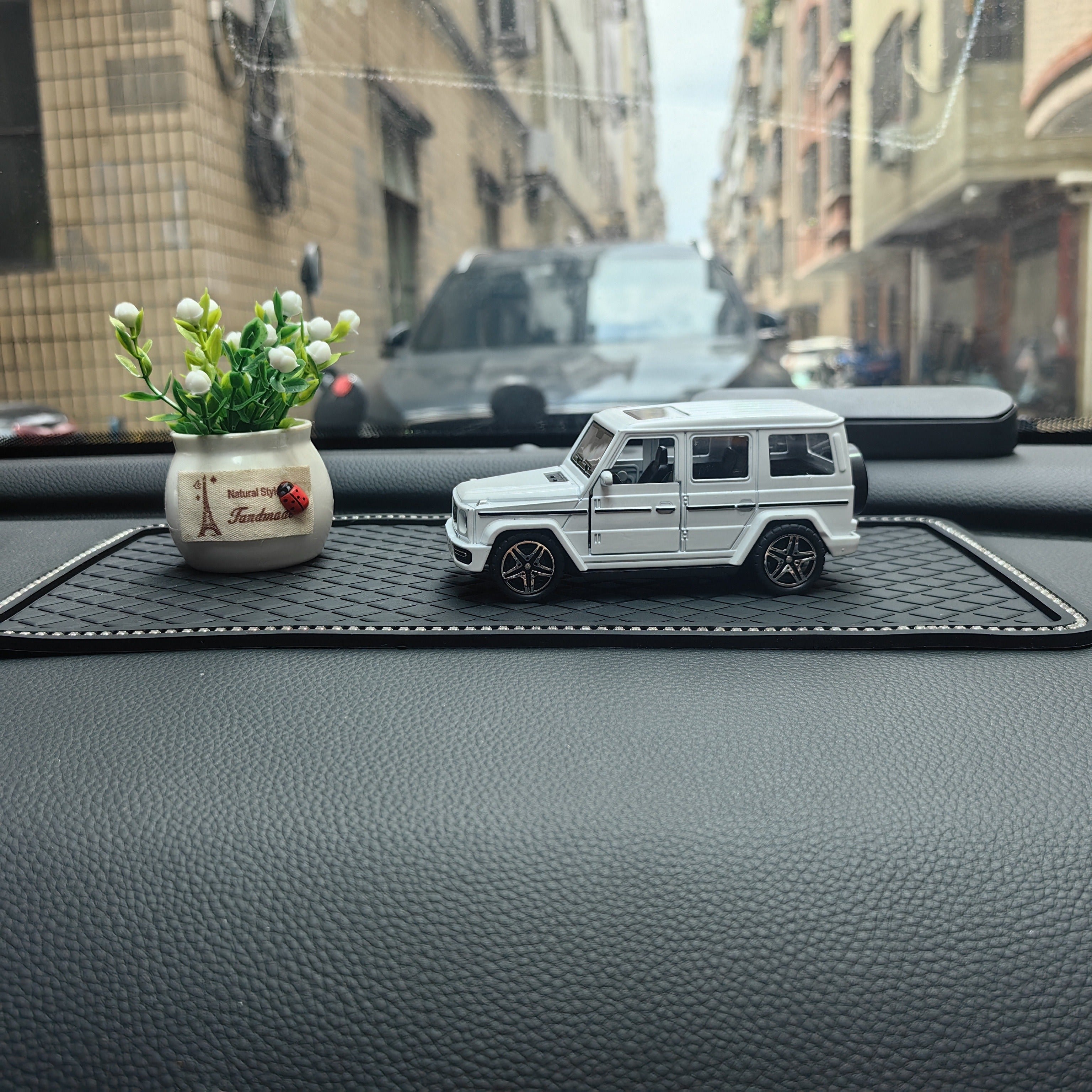 Simulation Alloy Car Model Ornament for Car Interior and Children's Toy