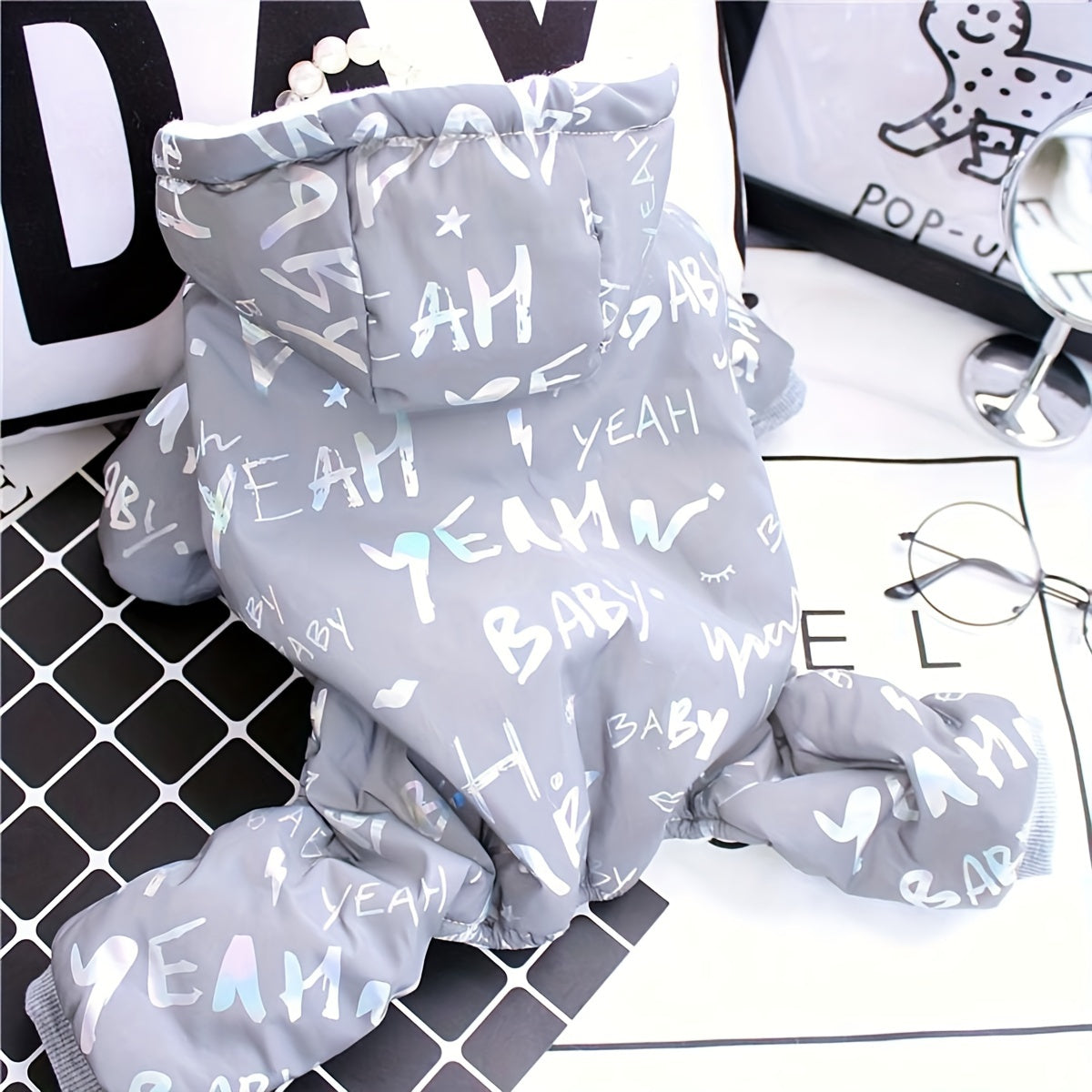 Tungi aks ettiruvchi kulrang mushuk va itlar uchun kiyimlar, kuz va qish uchun mos.