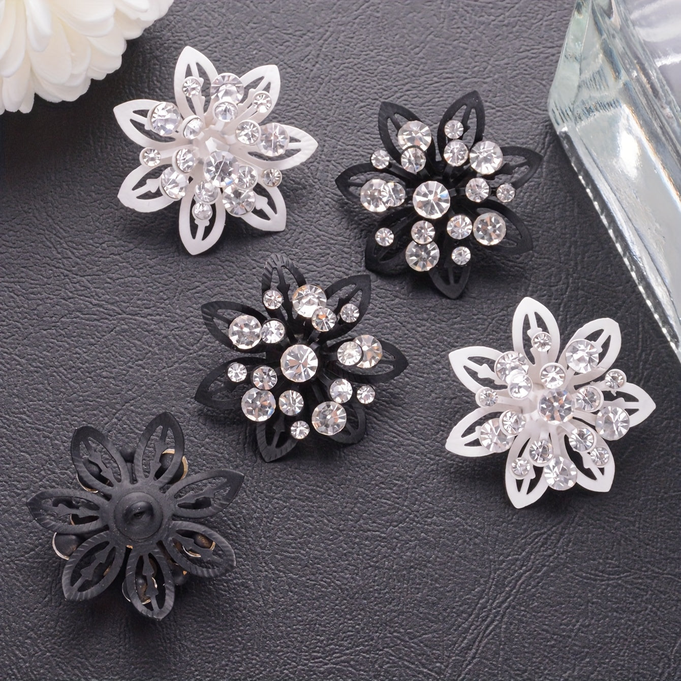 Kiyimlar va kostyumlar uchun 3 ta rang-barang gul bezakli rhinestone tugmachalar to'plami