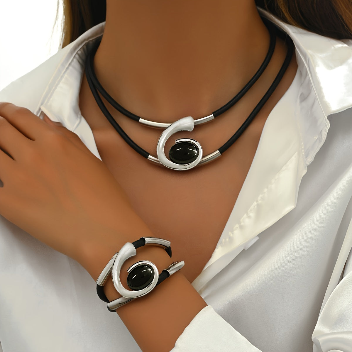 Conjunto de joyería de cuerda trenzada de imitación de PU negro con collar y pulseras de espiral geométrica para mujeres