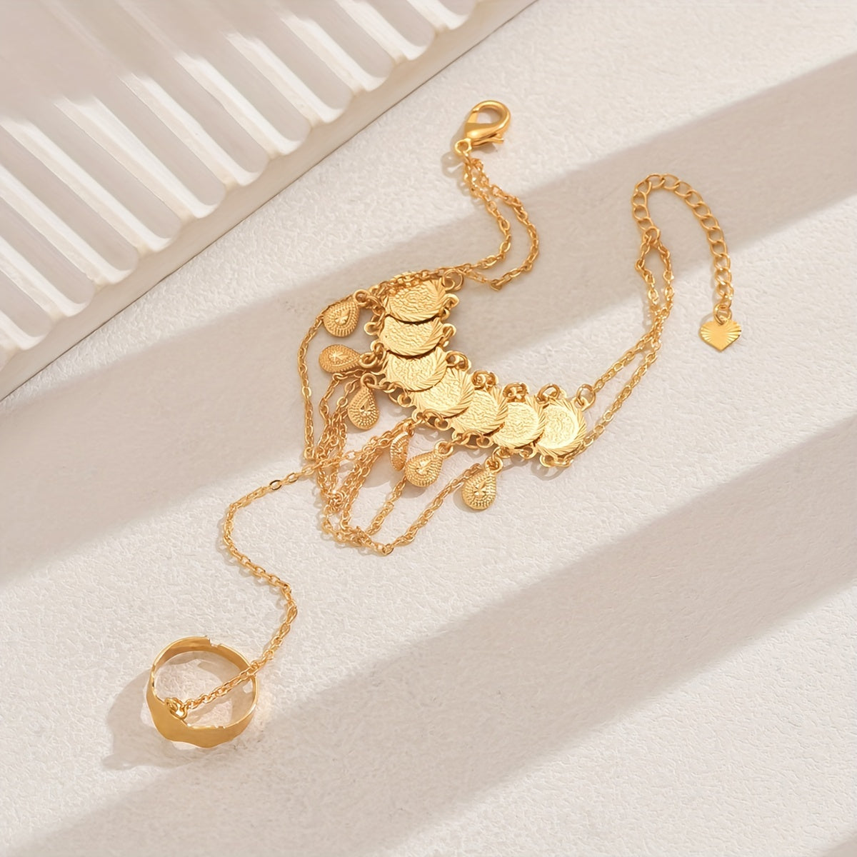 Браслет с кисточкой из древней монеты и кольцом с каплей воды в винтажном стиле, покрытый 18-каратным золотом золотисто-желтого цвета.