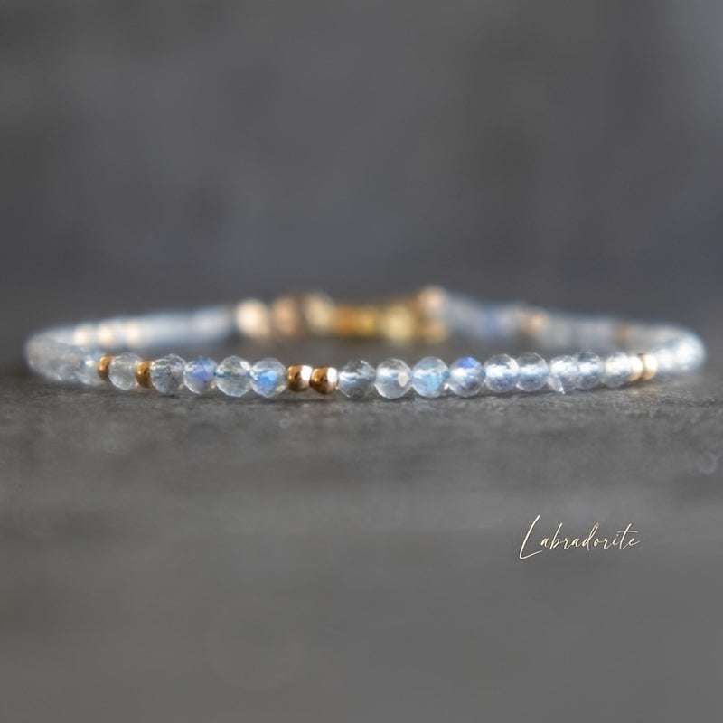 Женский браслет из бусин лунного и солнечного камня для подарка и украшений