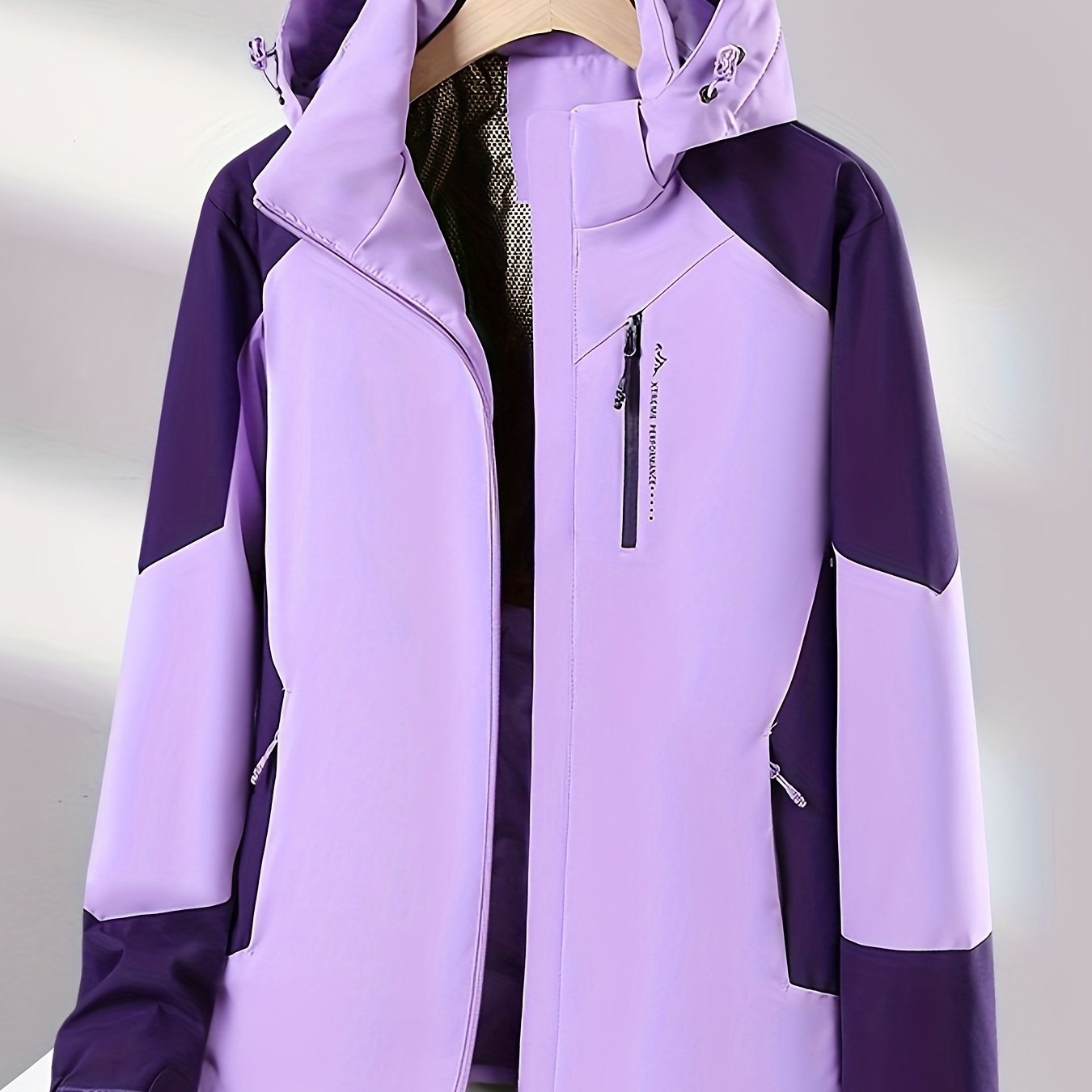 Women's Color Block Waterproof Winter Sports Jacket with Hood and Long Sleeves