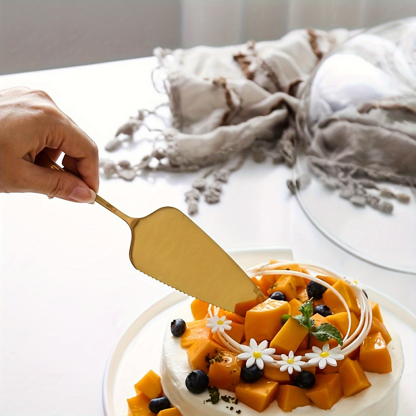 Zarif oltin tort pichog'i va xizmat ko'rsatish to'plami, to'ylar, partiyalar va har kuni foydalanish uchun ideal. Nikel qotishmasidan tayyorlangan, idish-tovoq tozalash mashinasida yuvish mumkin.