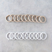 Упаковка из двадцати круглых пластиковых крючков для штор премиум-класса — классический дизайн, идеально подходит для окон и душевых кабин.