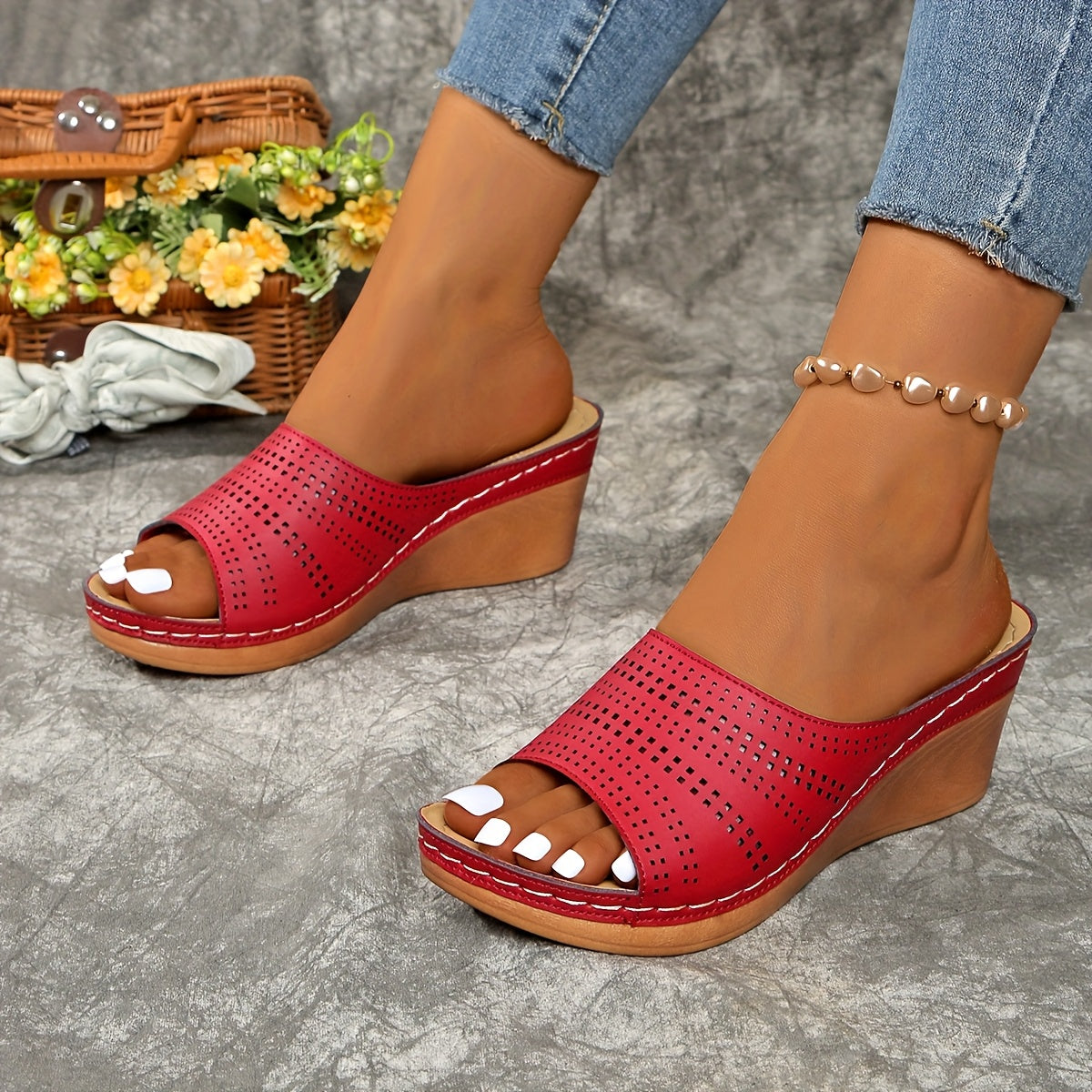 Женские босоножки на каблуке с открытым носком и вентиляционными вырезами