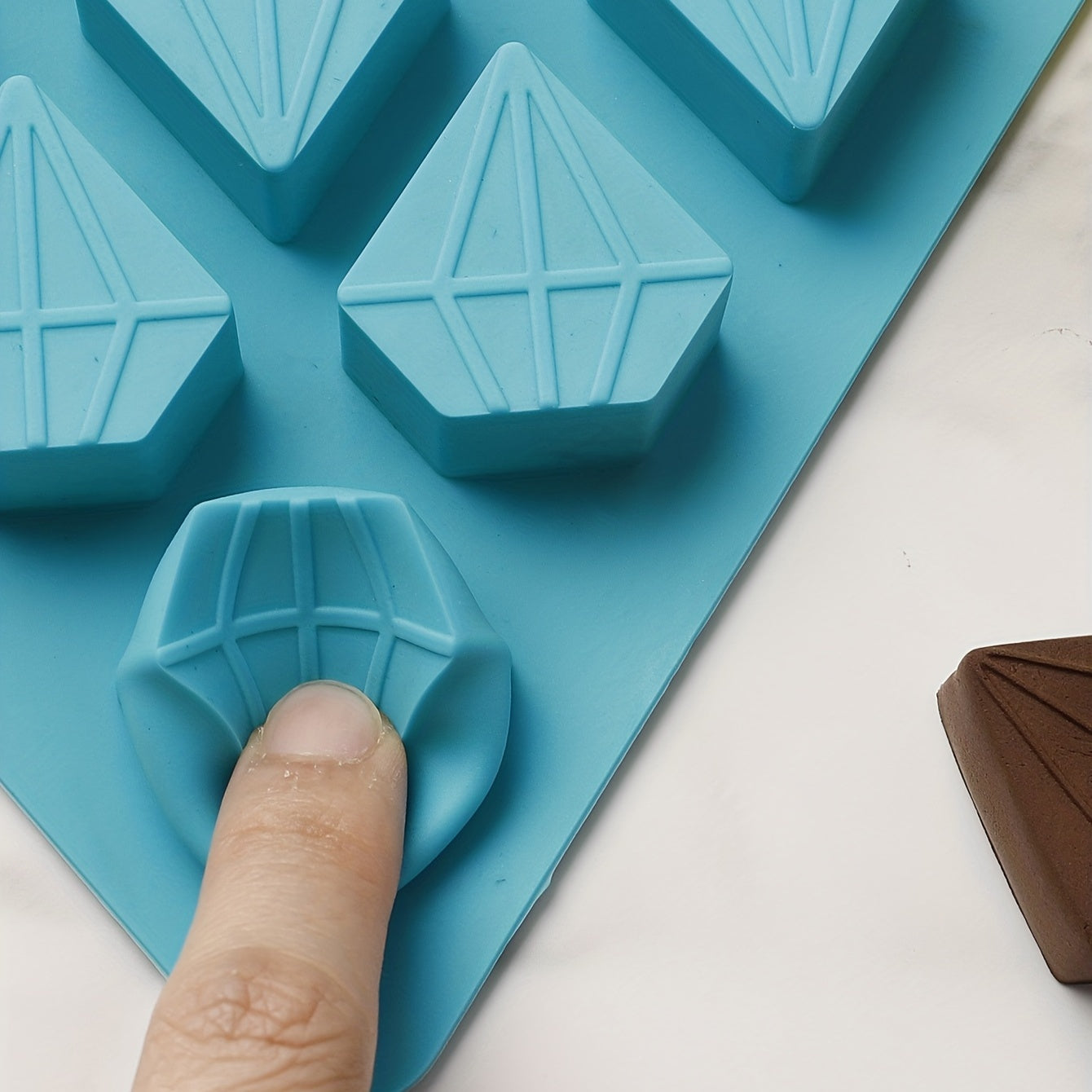 Unisex Silicone Ice Tray Mold for Elegant Cocktails and Beverages