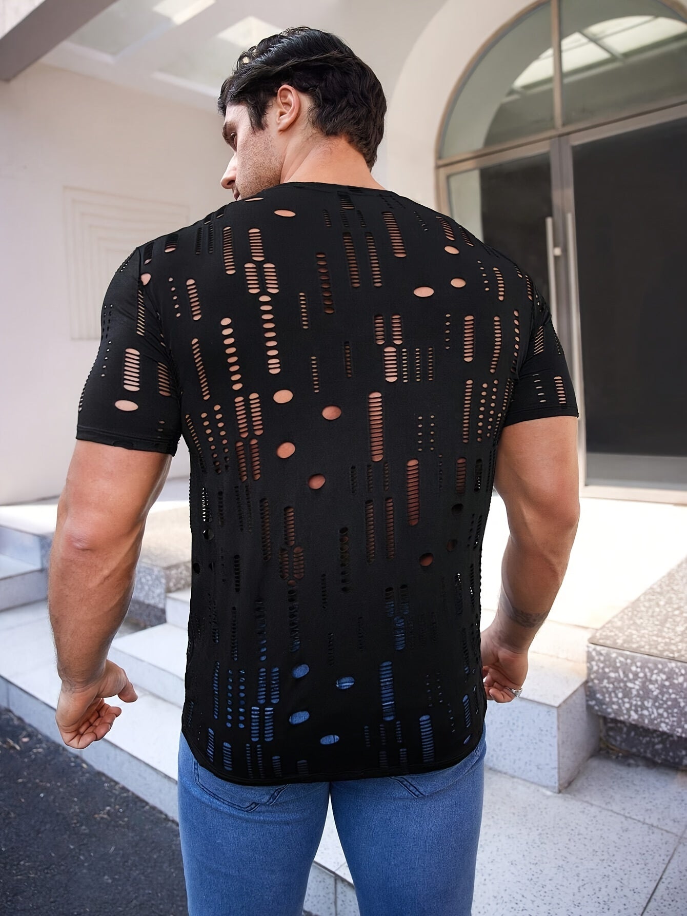 Erkaklar uchun tor kesimli krujka yoqasi T-ko'ylagi, mustahkam rangdagi cho'ziluvchan to'qilgan polyester matodan tayyorlangan va kesilgan detallar bilan.