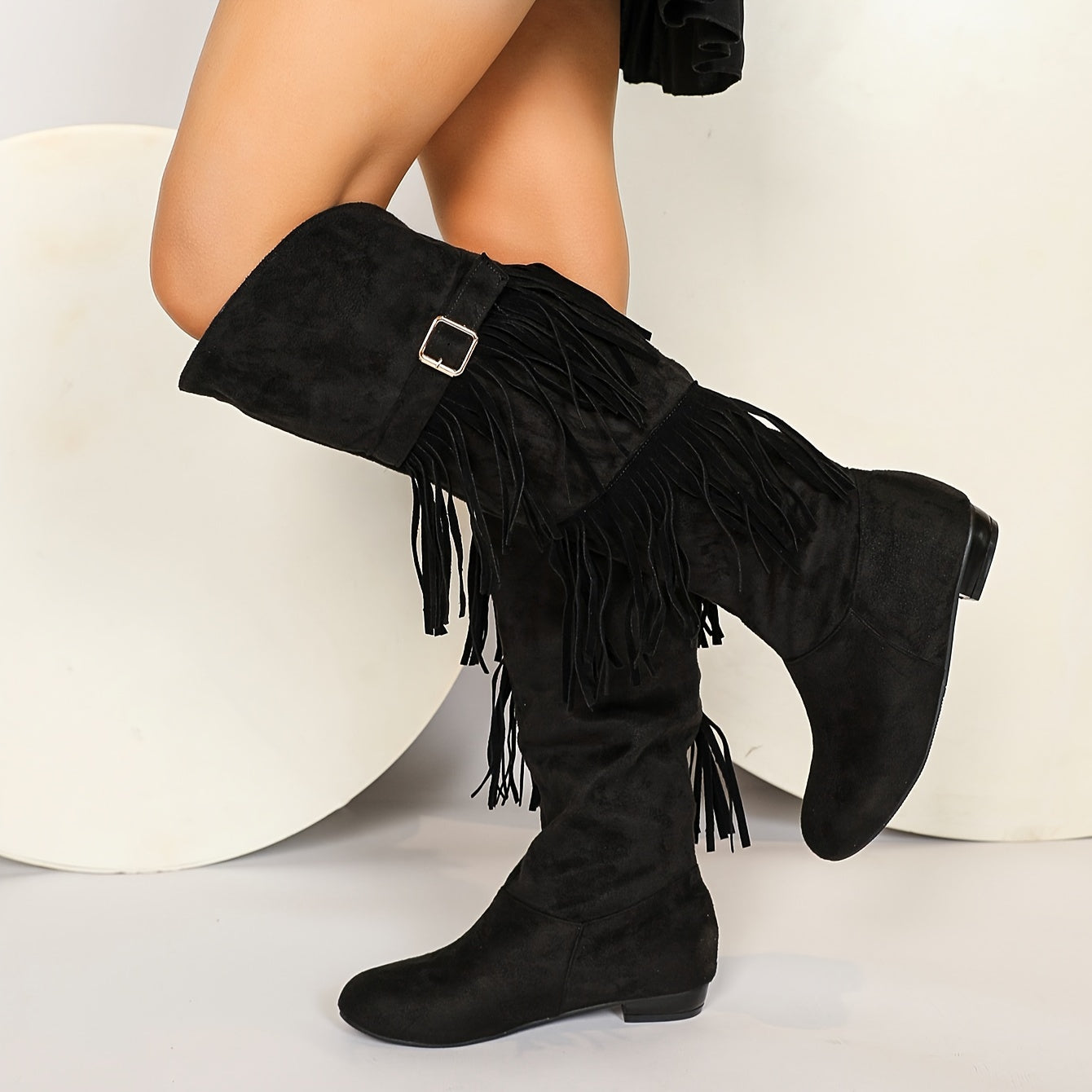 Ayollar uchun bir rangli yuqori qadamli botinkalar, tassel bezakli va bucklе strap bilan