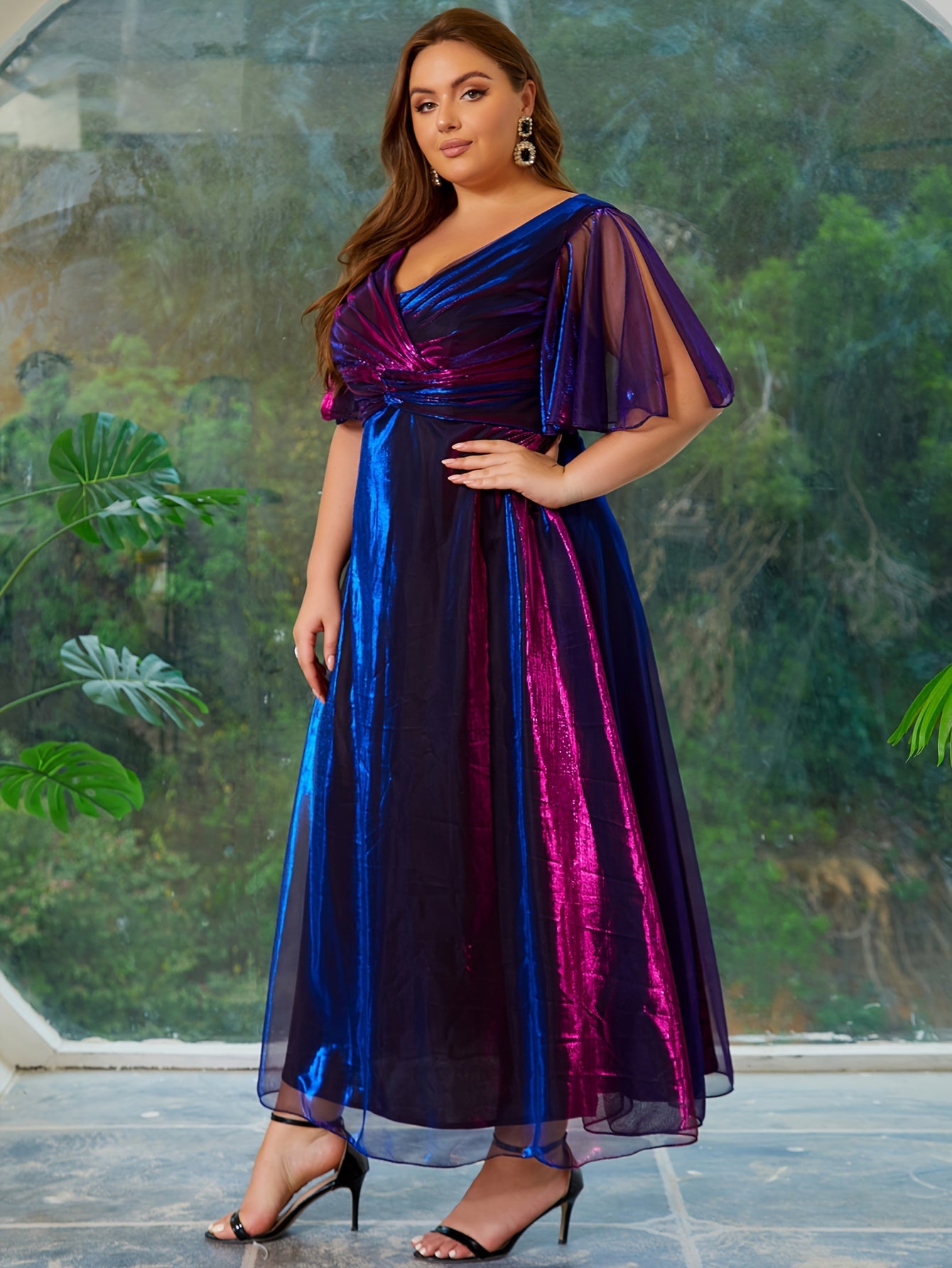 Vestido midi de talla grande con escote en V, mangas con volantes y abertura lateral púrpura dorado