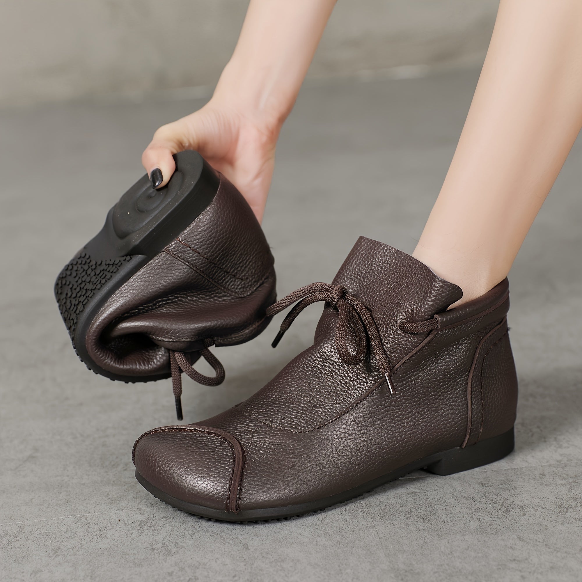 Ayollar uchun qisqa ipli bo'yniga qadar botinkalar